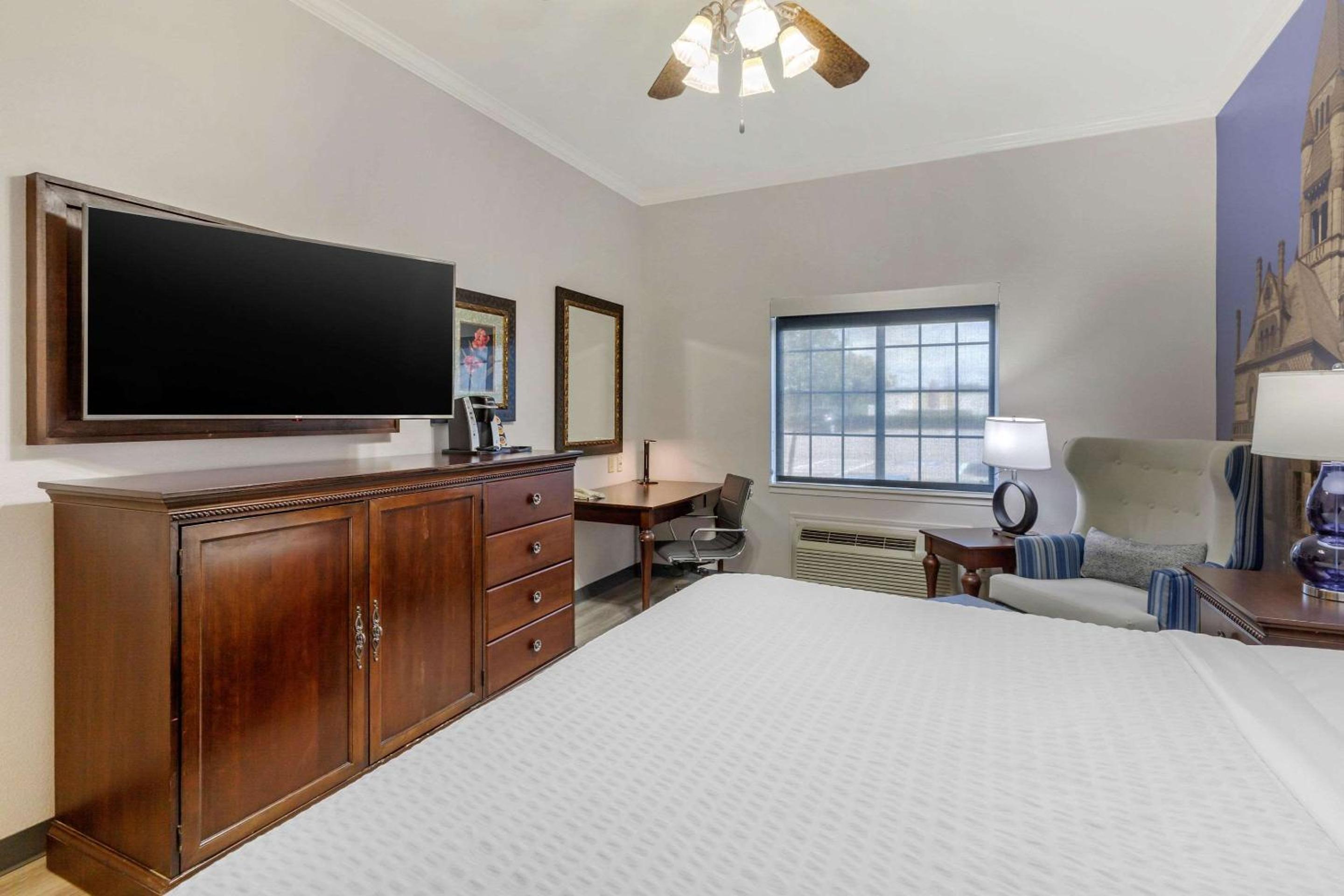 Standard King Room - Non-Smoking  - Photo 6