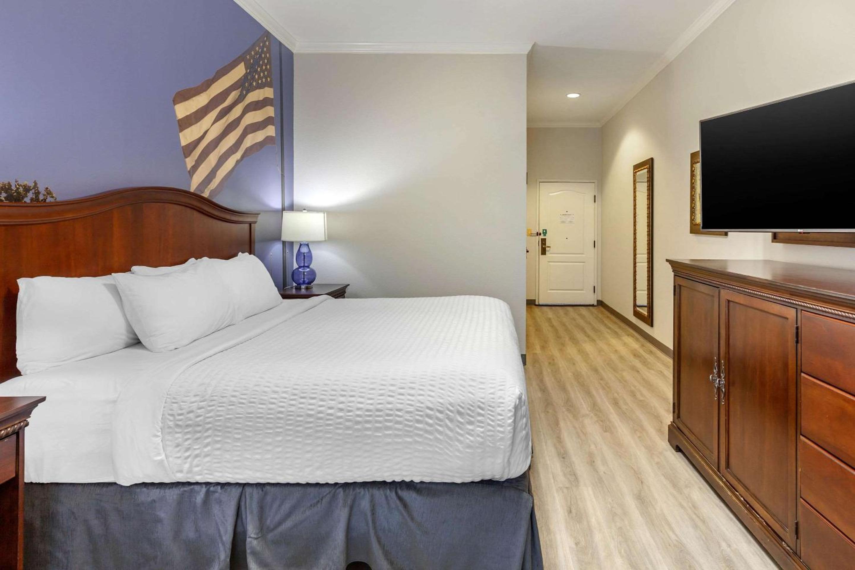 Standard King Room - Non-Smoking  - Photo 7