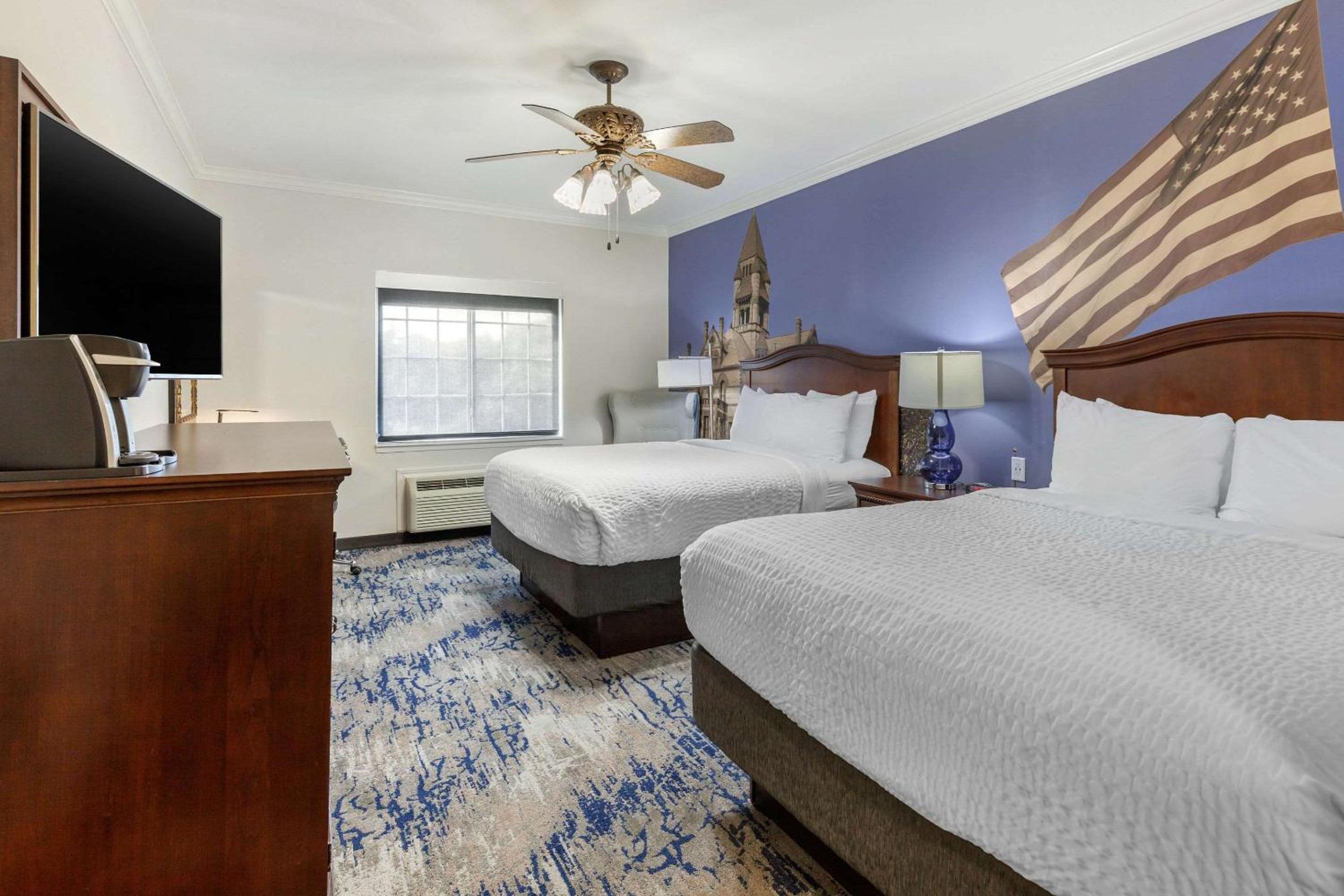 Queen Room with Two Queen Beds - Non-Smoking - Photo 1