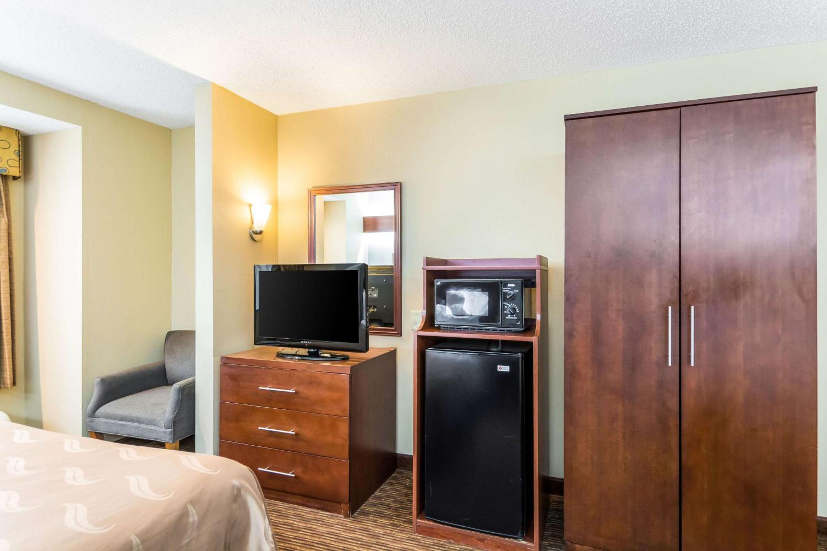 Queen Room with Two Queen Beds - Accessible/Non-Smoking  - Photo 2
