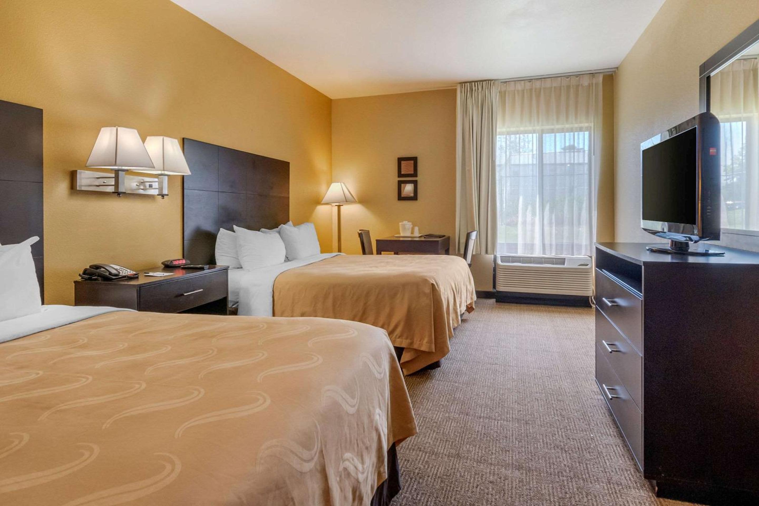 Queen Room with Two Queen Beds - Photo 5