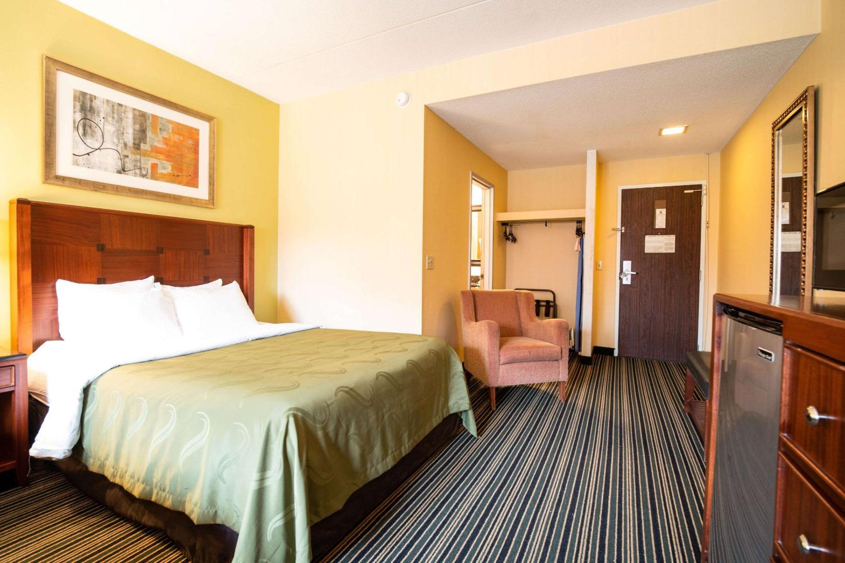 Queen Room - Non-Smoking - Photo 2