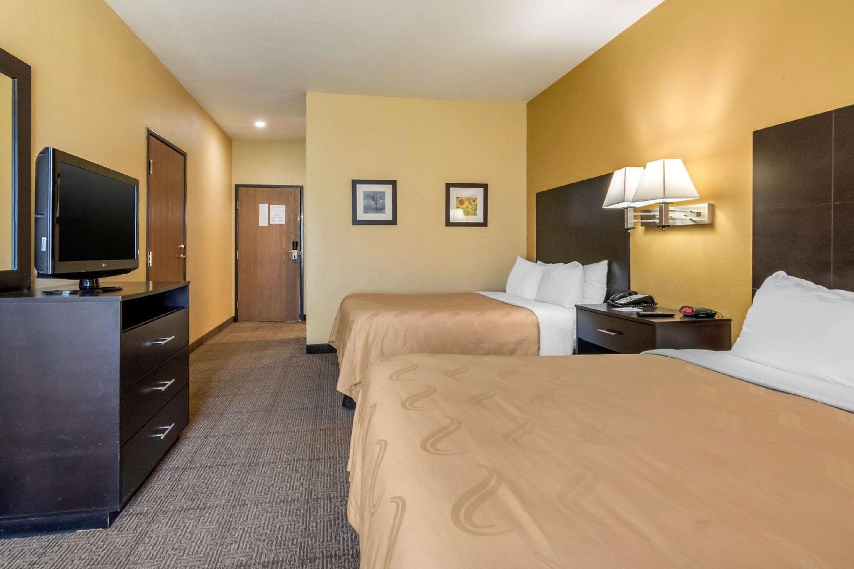 Queen Room with Two Queen Beds - Photo 2