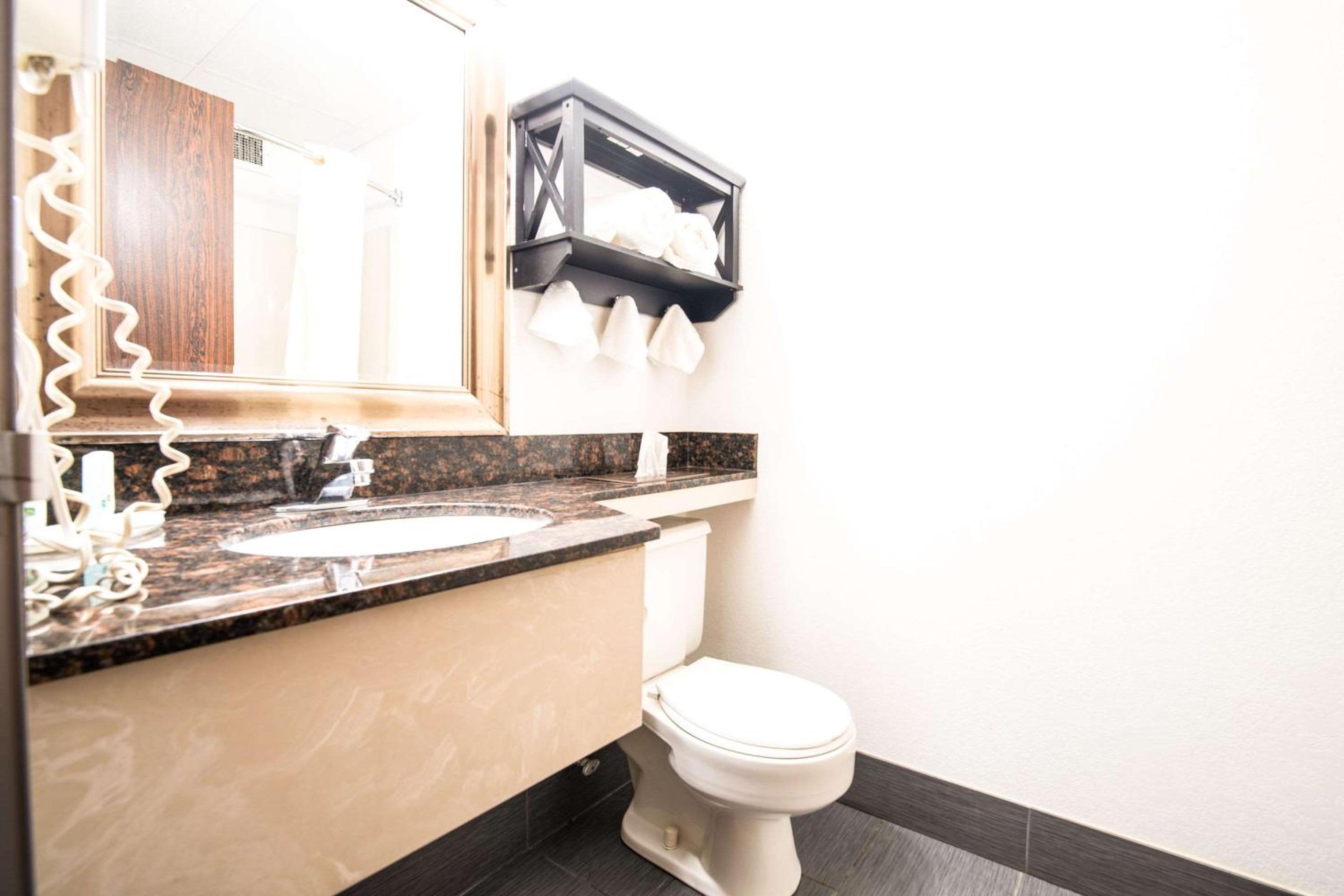 King Room - Non-Smoking - Photo 2