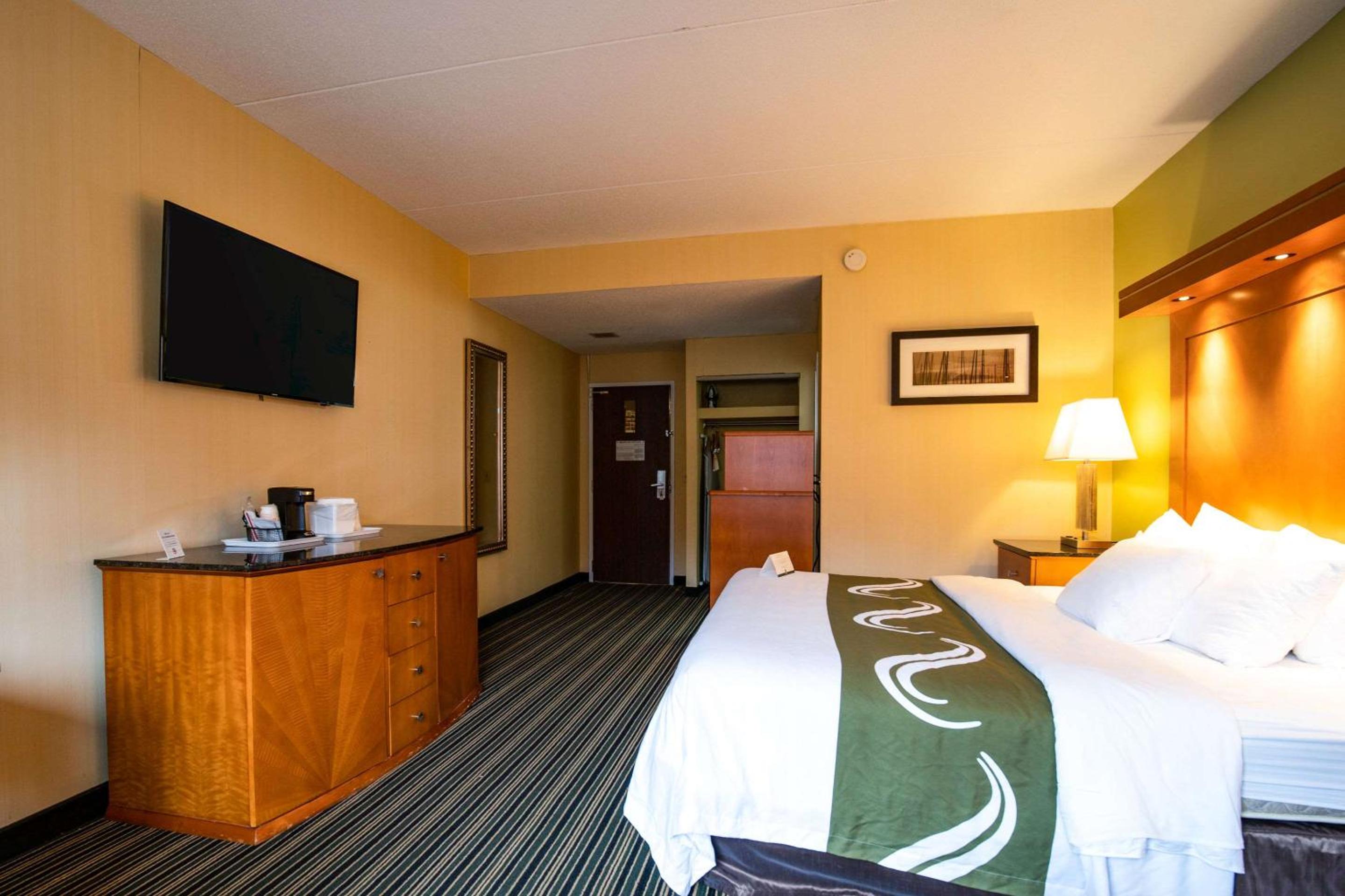 King Room - Non-Smoking - Photo 1