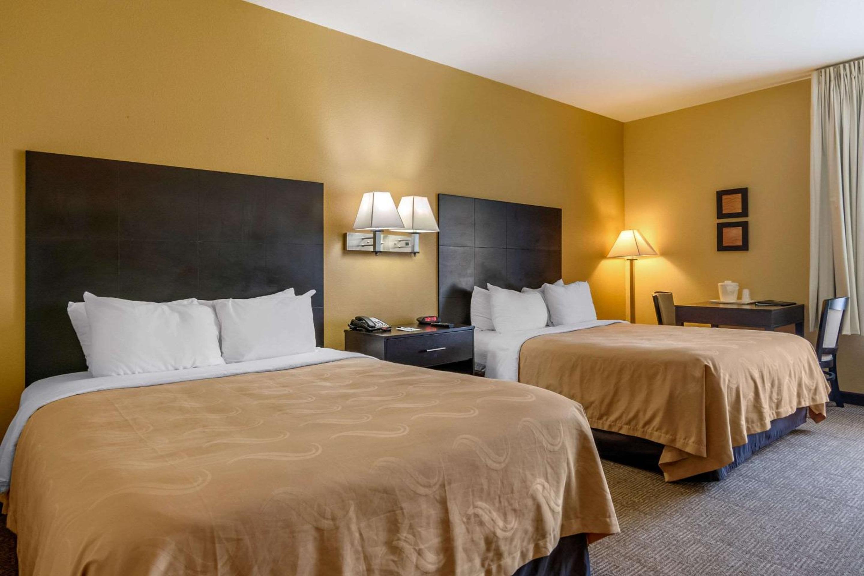 Queen Room with Two Queen Beds - Photo 4