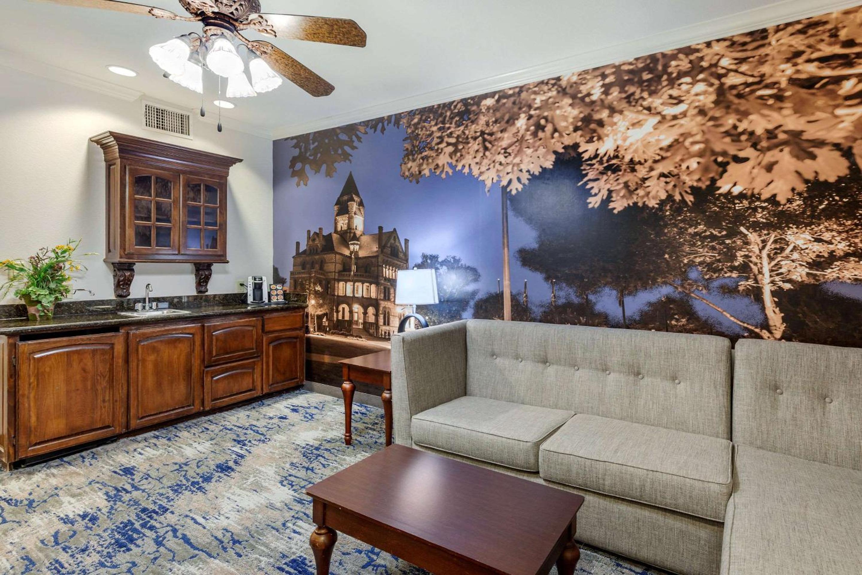 King Suite - Non-Smoking - Photo 13