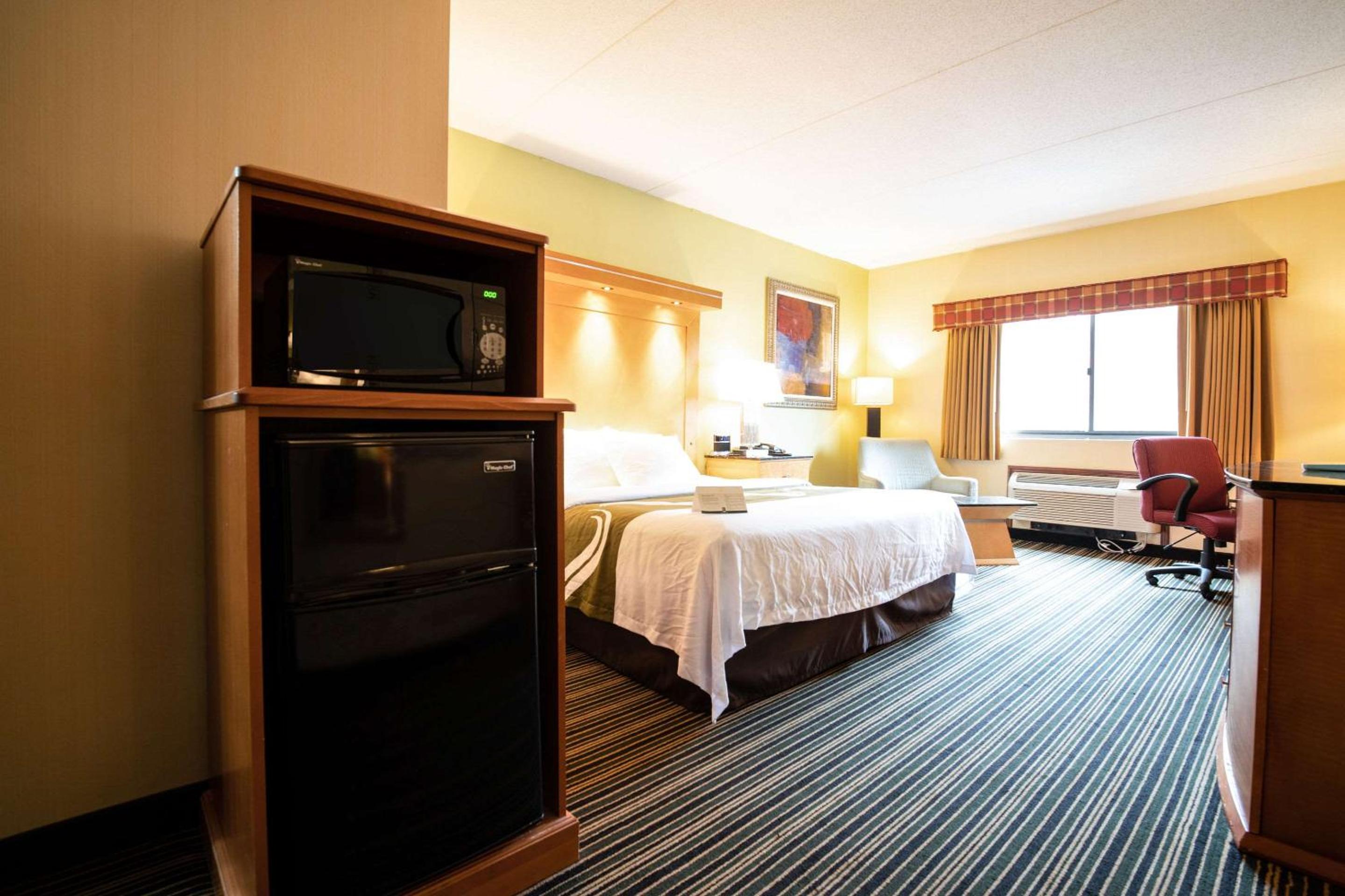 King Room - Non-Smoking - Photo 4