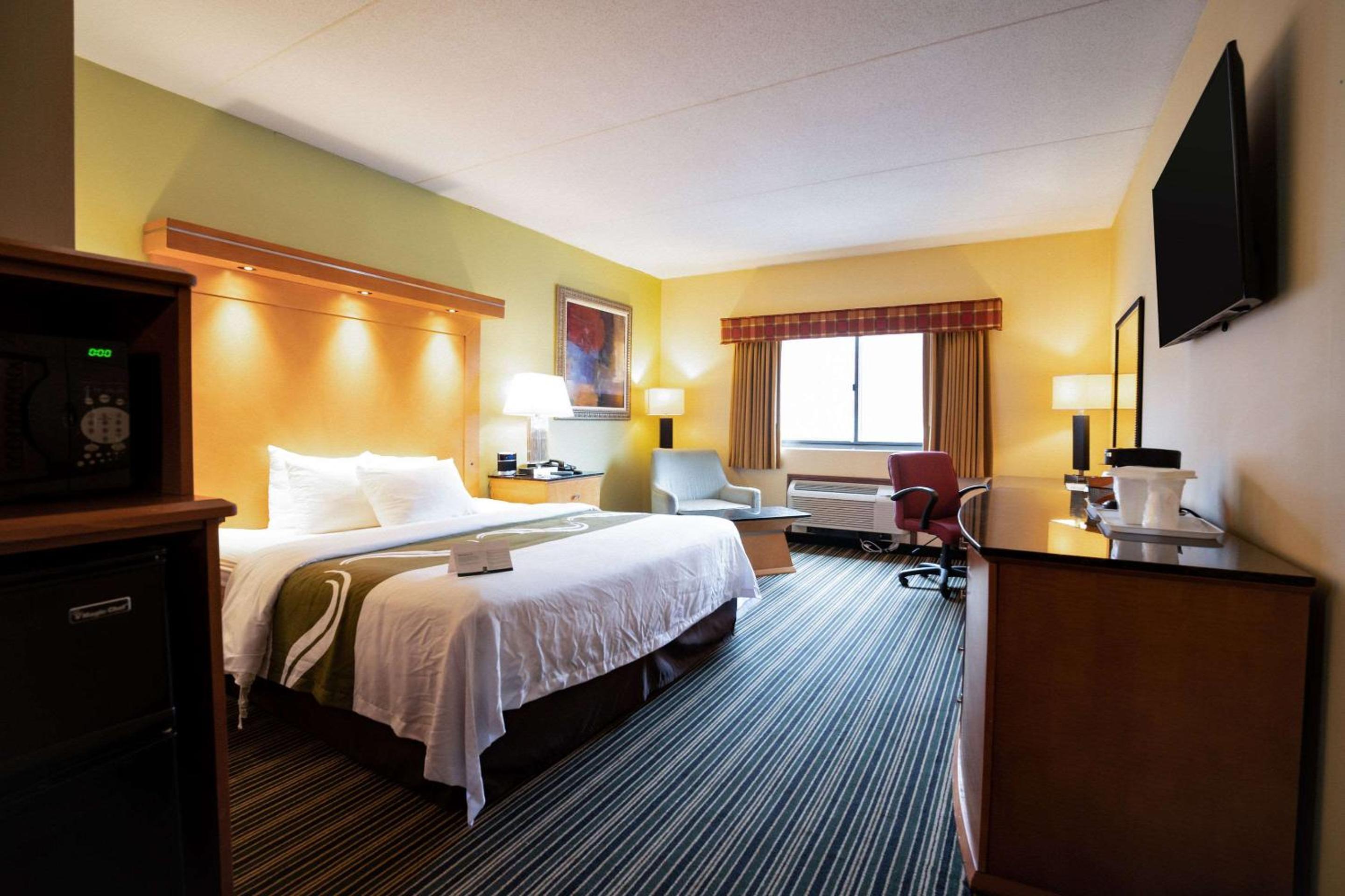 King Room - Non-Smoking - Photo 3