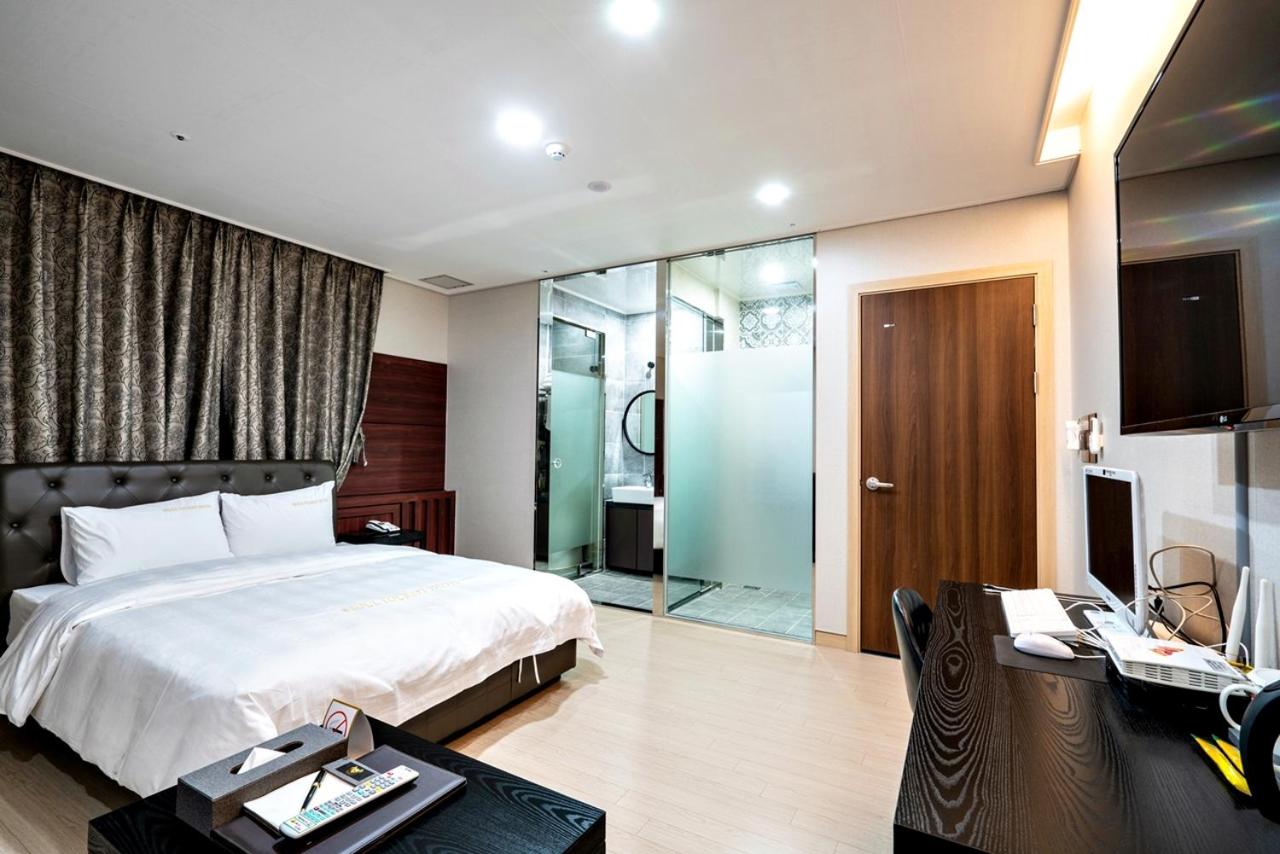 Standard Double Room - Photo 16