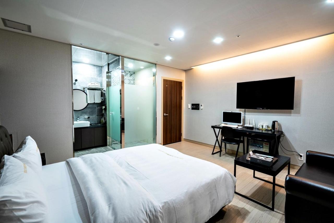 Standard Double Room - Photo 15