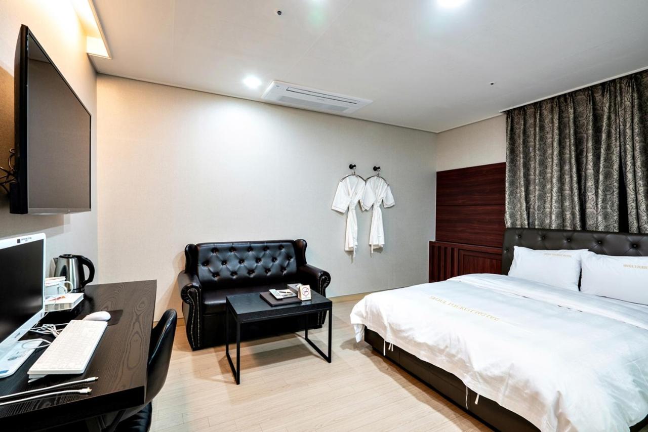 Standard Double Room - Photo 13