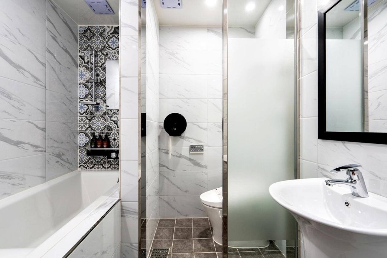 Standard Double Room - Photo 9