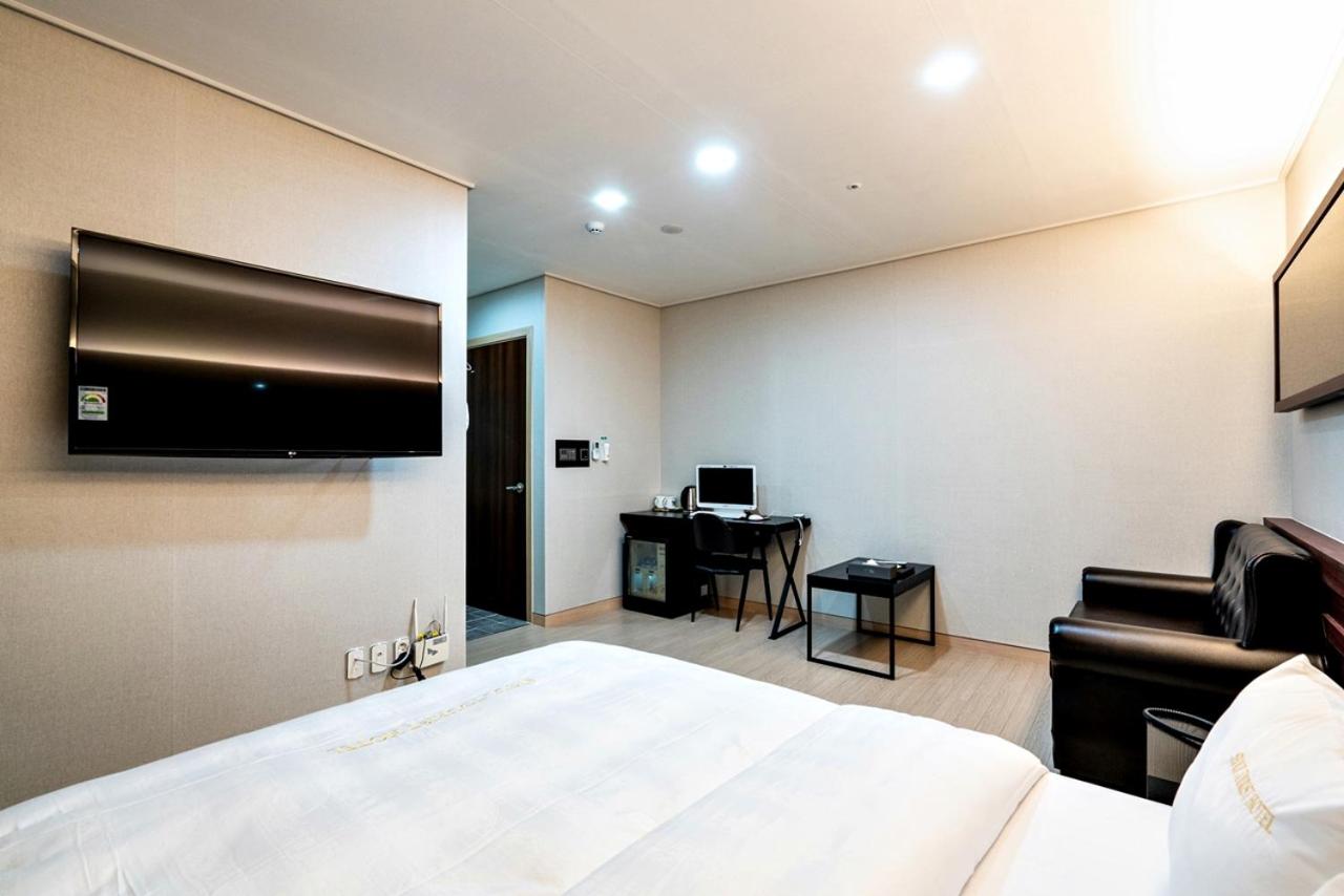 Standard Double Room - Photo 8
