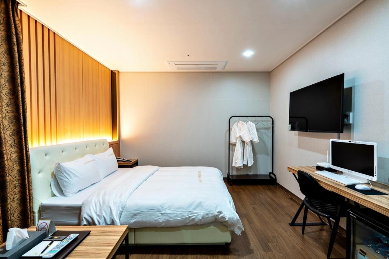 Standard Double Room - Photo 21