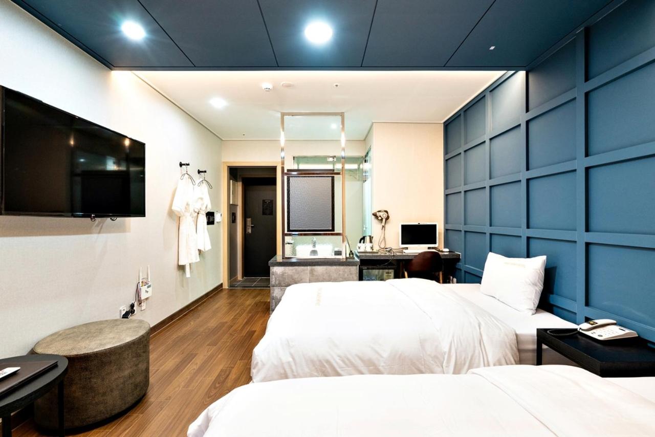 Standard Twin Room - Photo 4