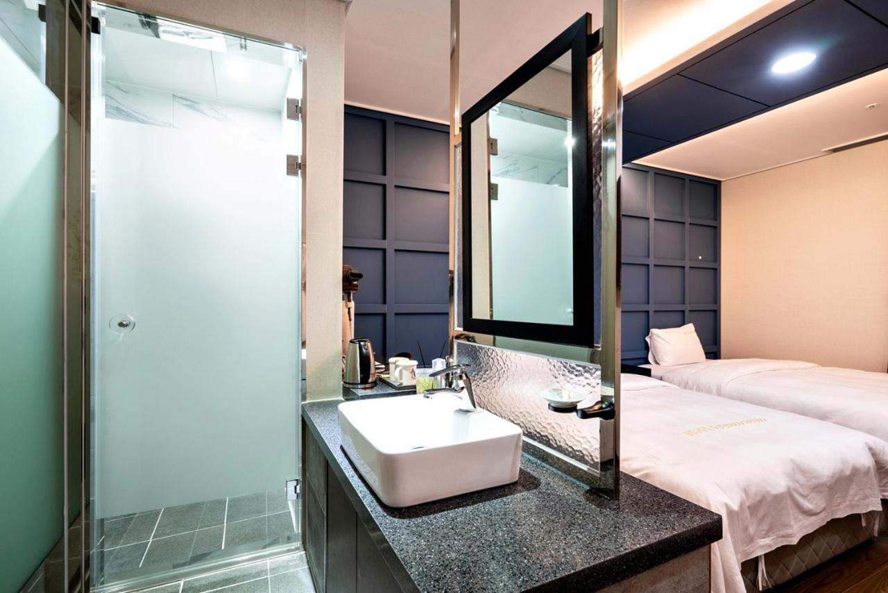 Standard Twin Room - Photo 6