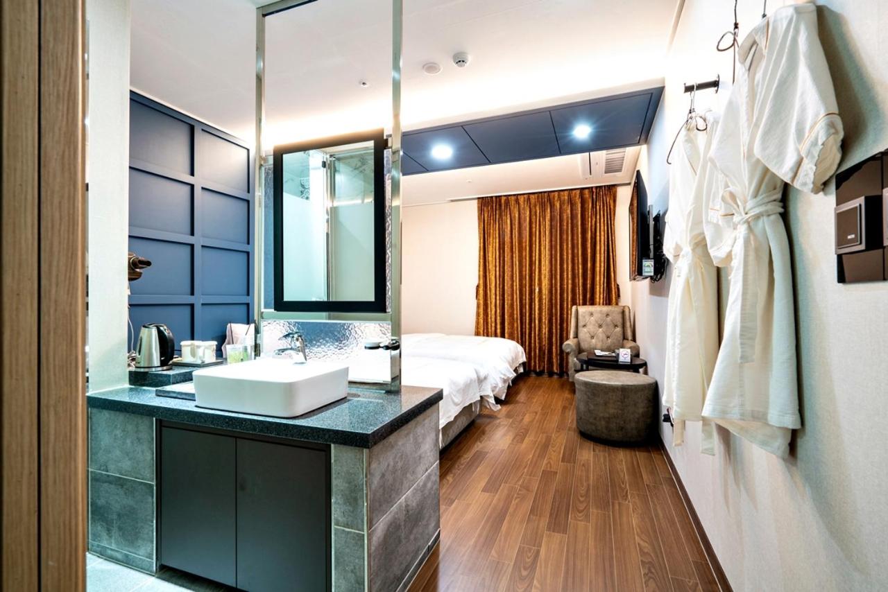 Standard Twin Room - Photo 3