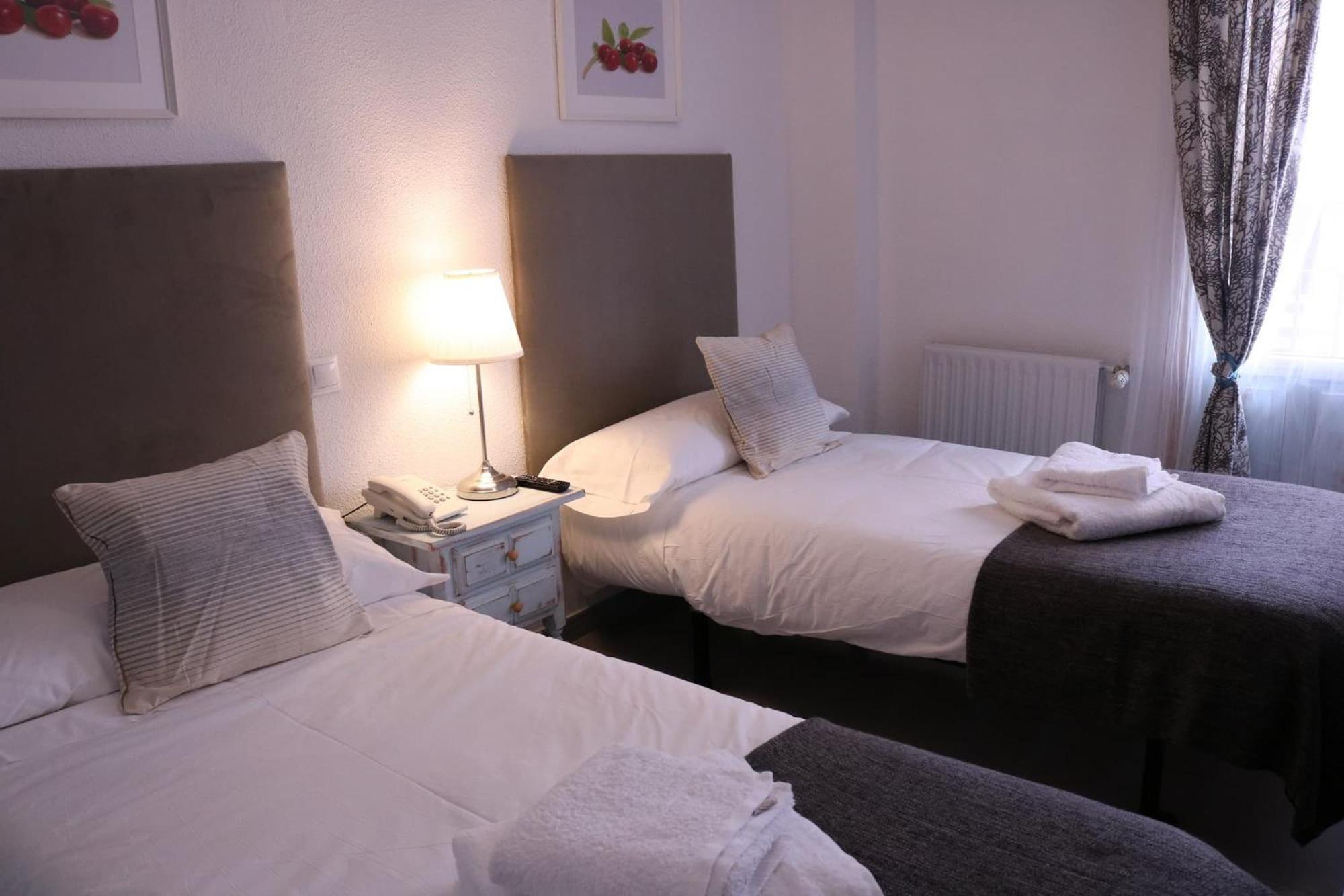 Twin Room - Photo 3
