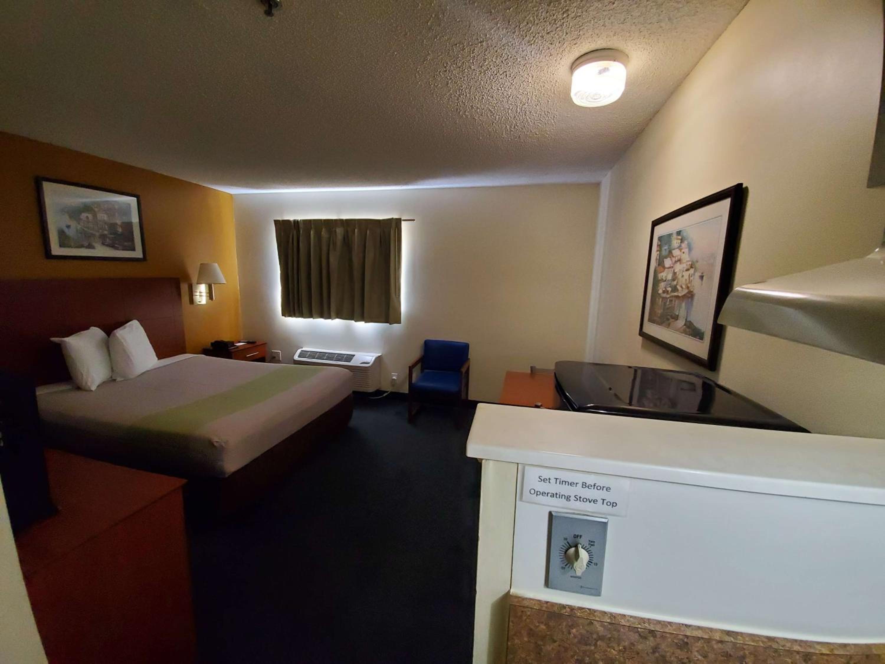 Queen Room - Non-Smoking - Photo 5
