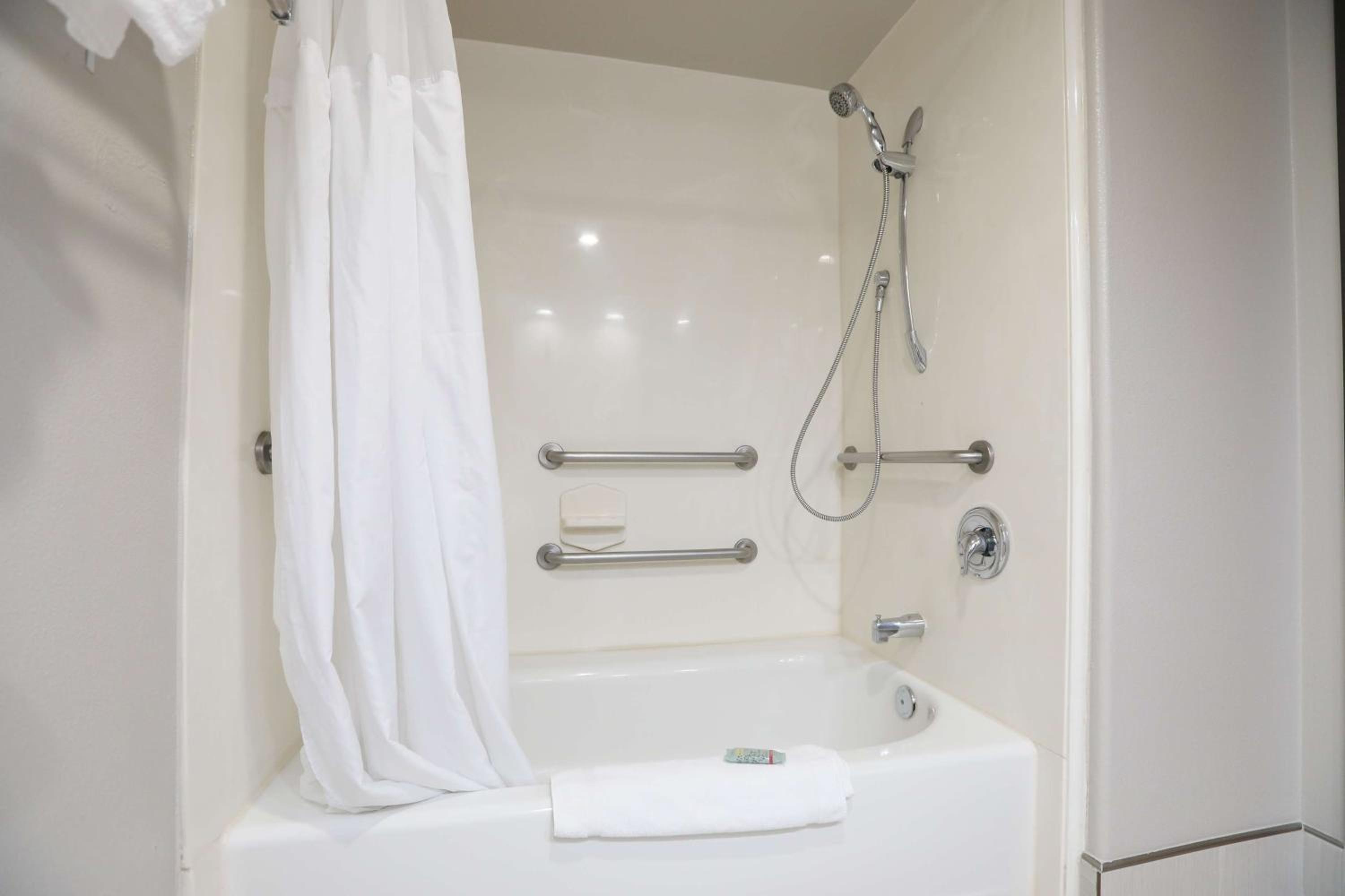 King Suite - Disability Access/Non-Smoking - Photo 7