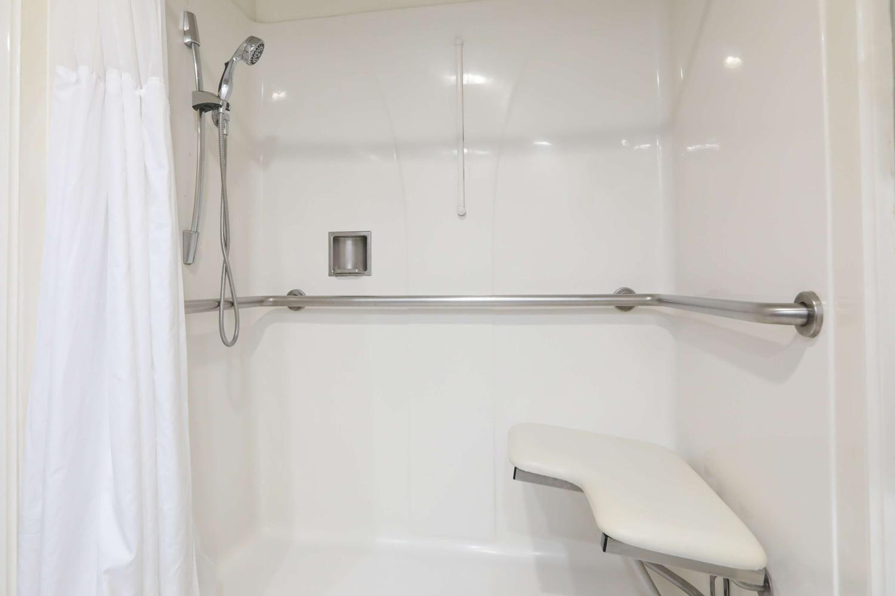 Queen Room with Two Queen Beds and Roll-In Shower - Disability Access/Non-Smoking - Photo 3