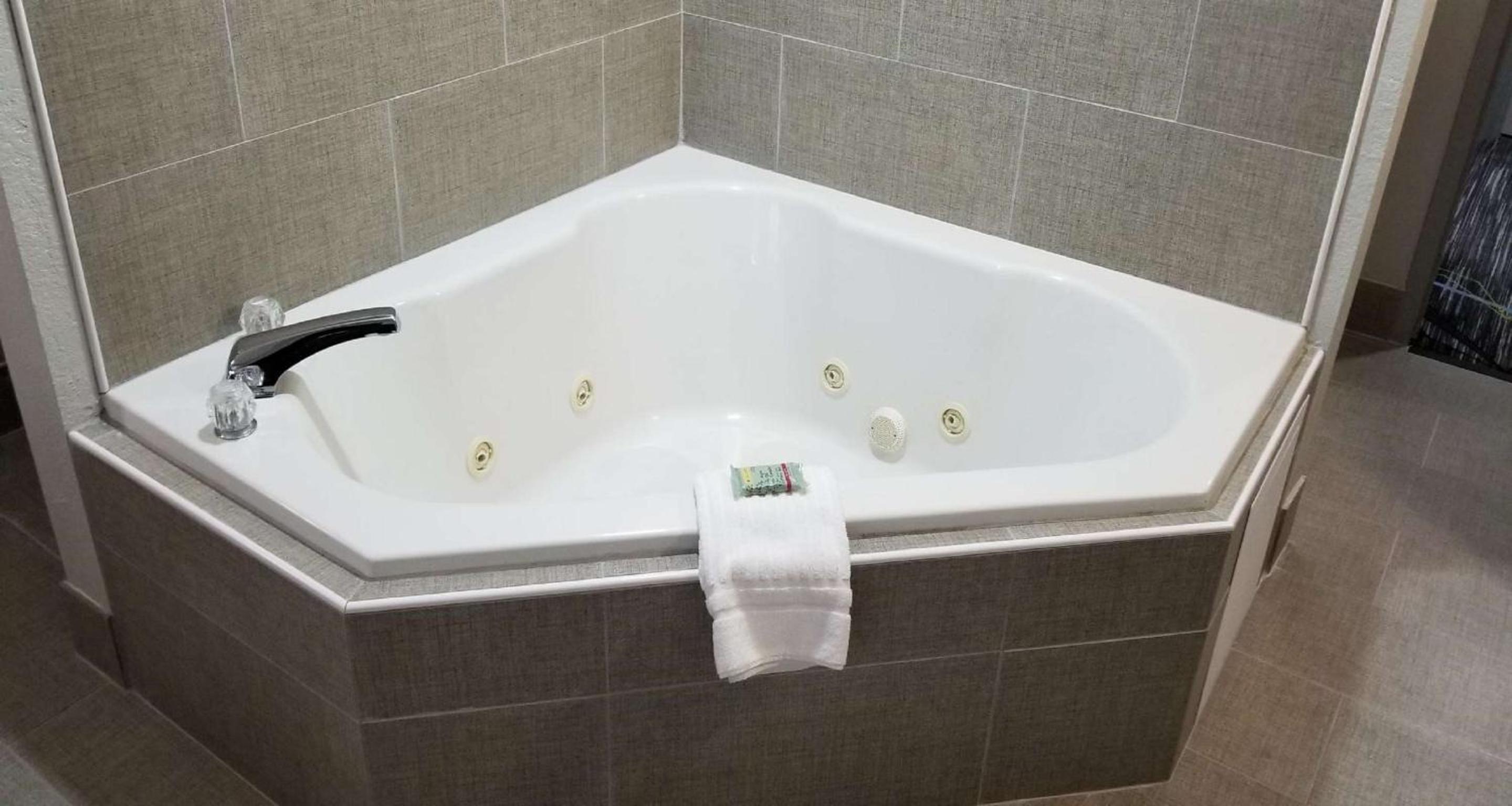 King Room with Whirlpool - Photo 9
