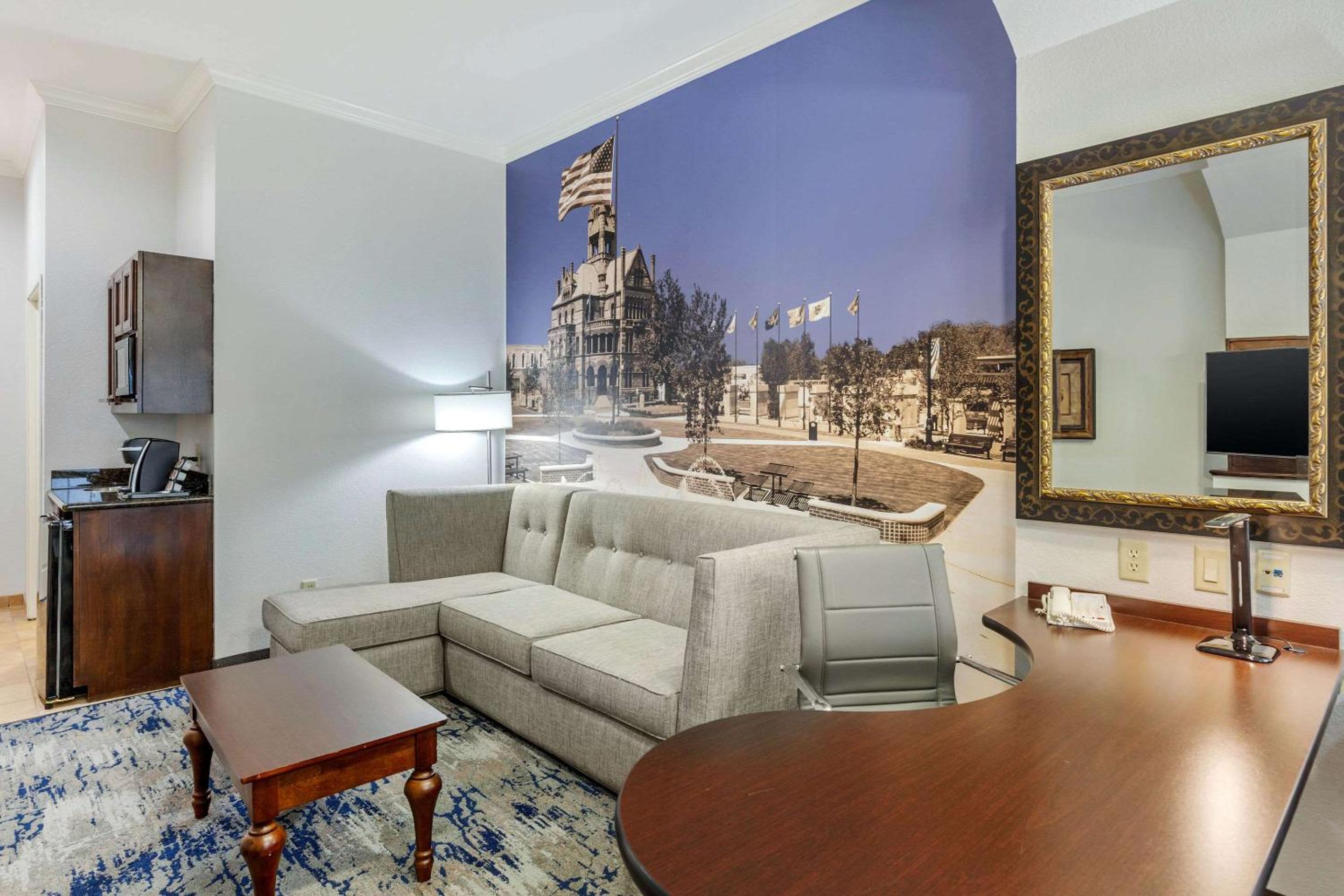 King Suite - Non-Smoking - Photo 4