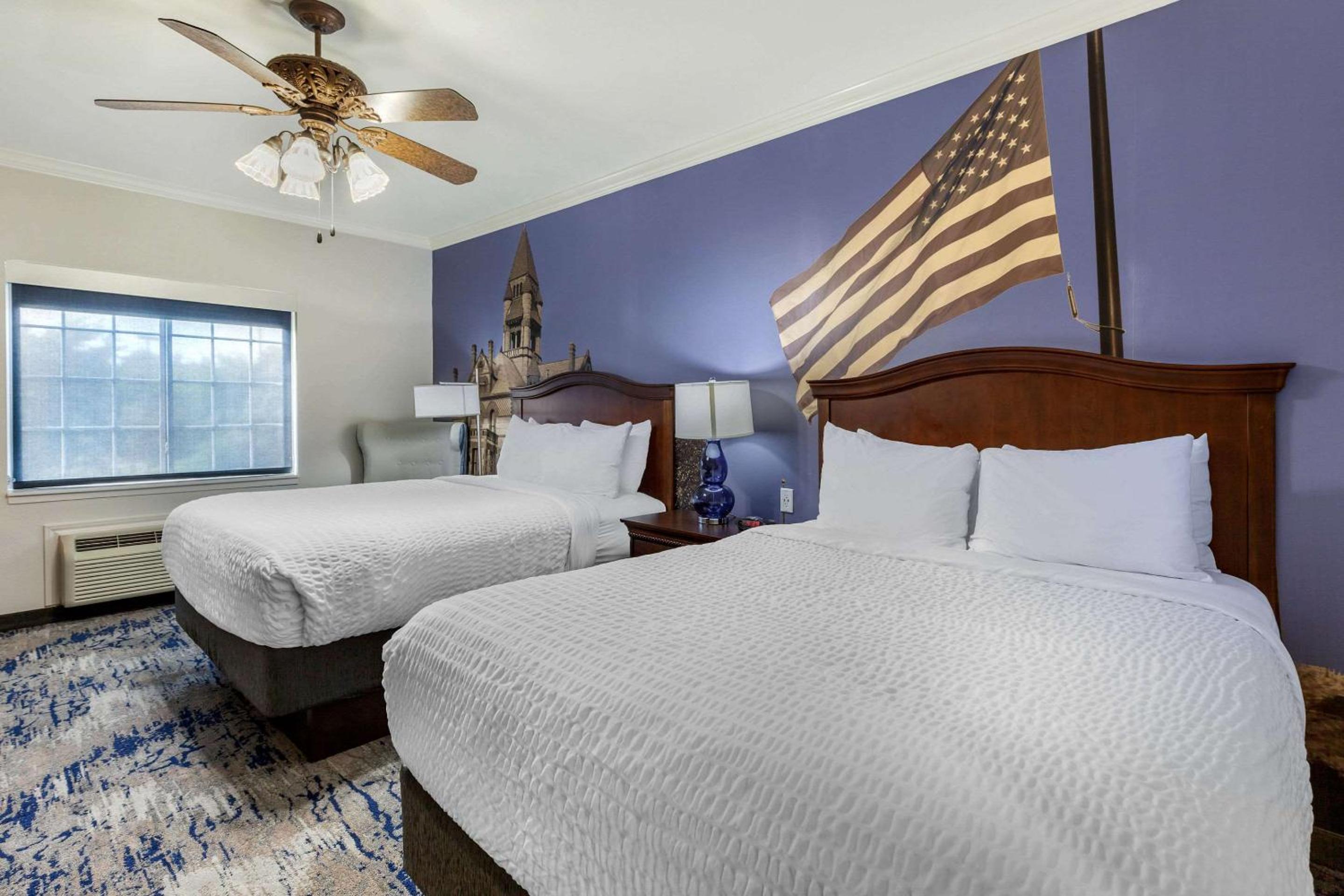 Queen Room with Two Queen Beds - Non-Smoking - Photo 2