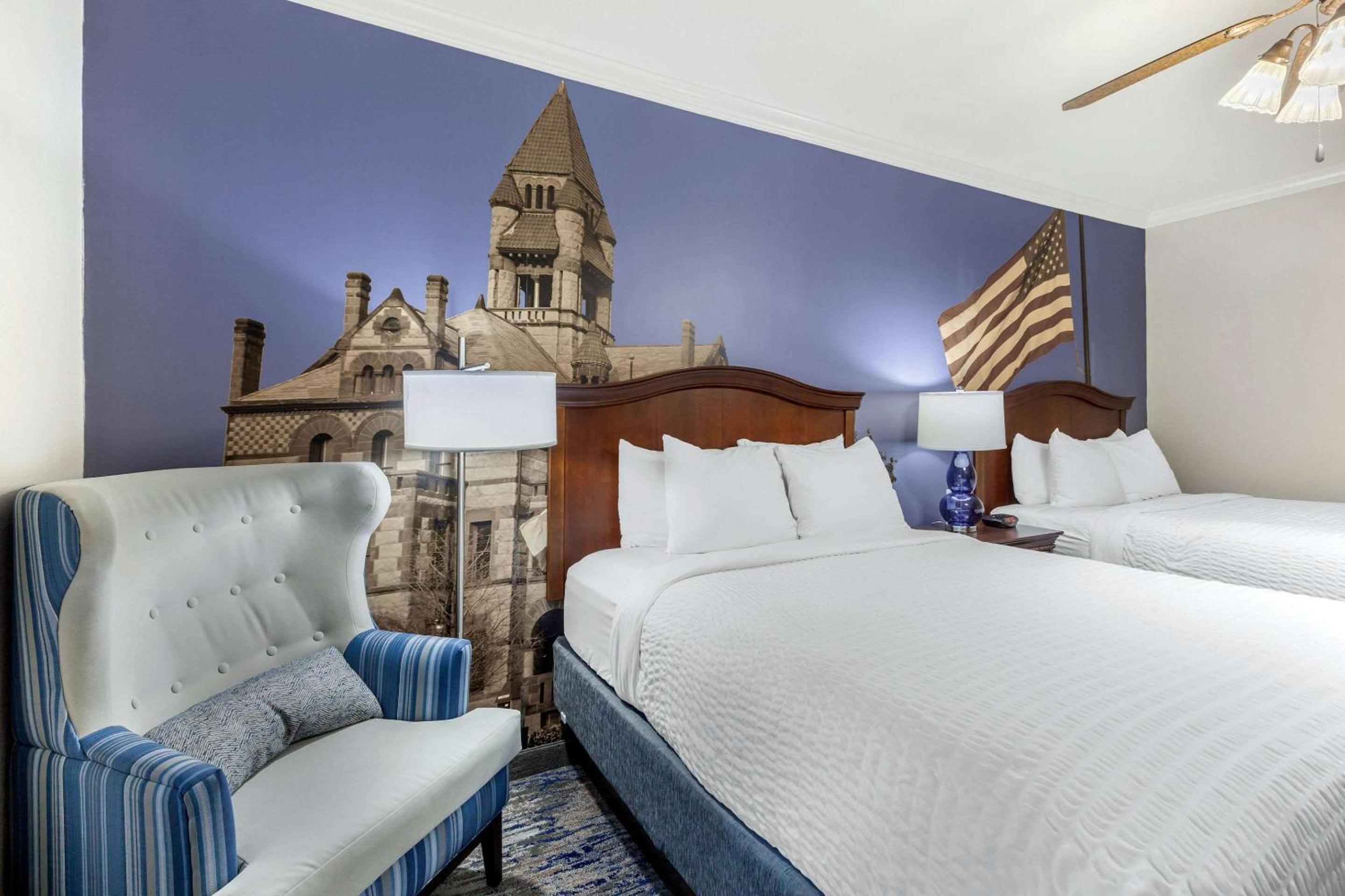 Queen Room with Two Queen Beds - Non-Smoking - Photo 4