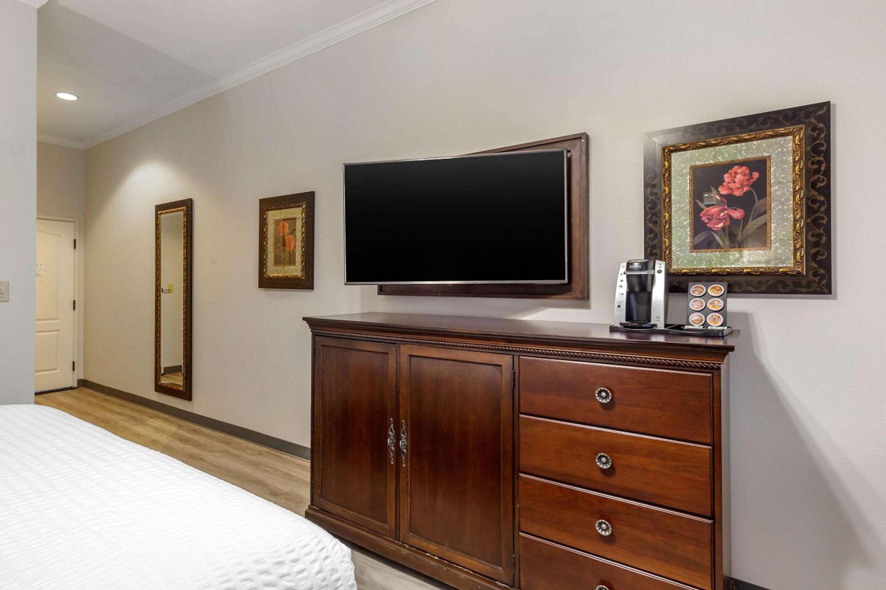 Standard King Room - Non-Smoking  - Photo 8