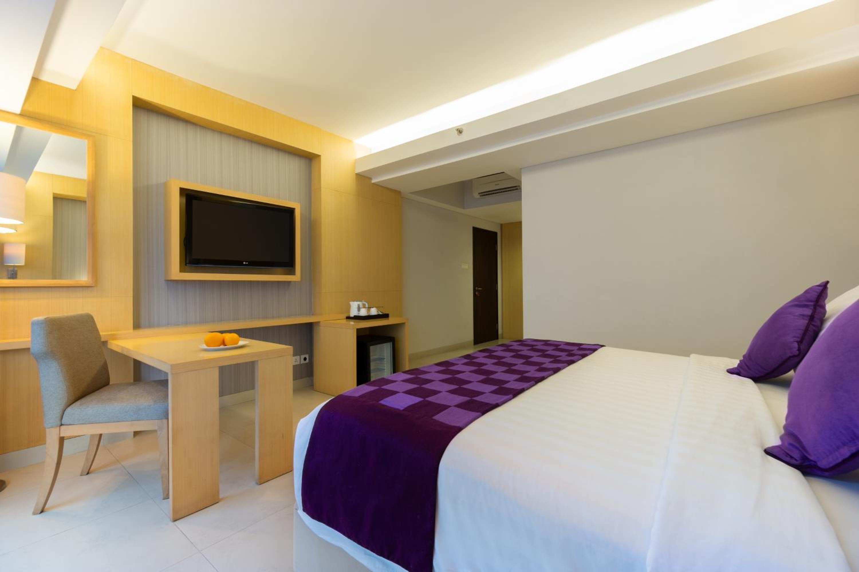 Executive Suite - Photo 10