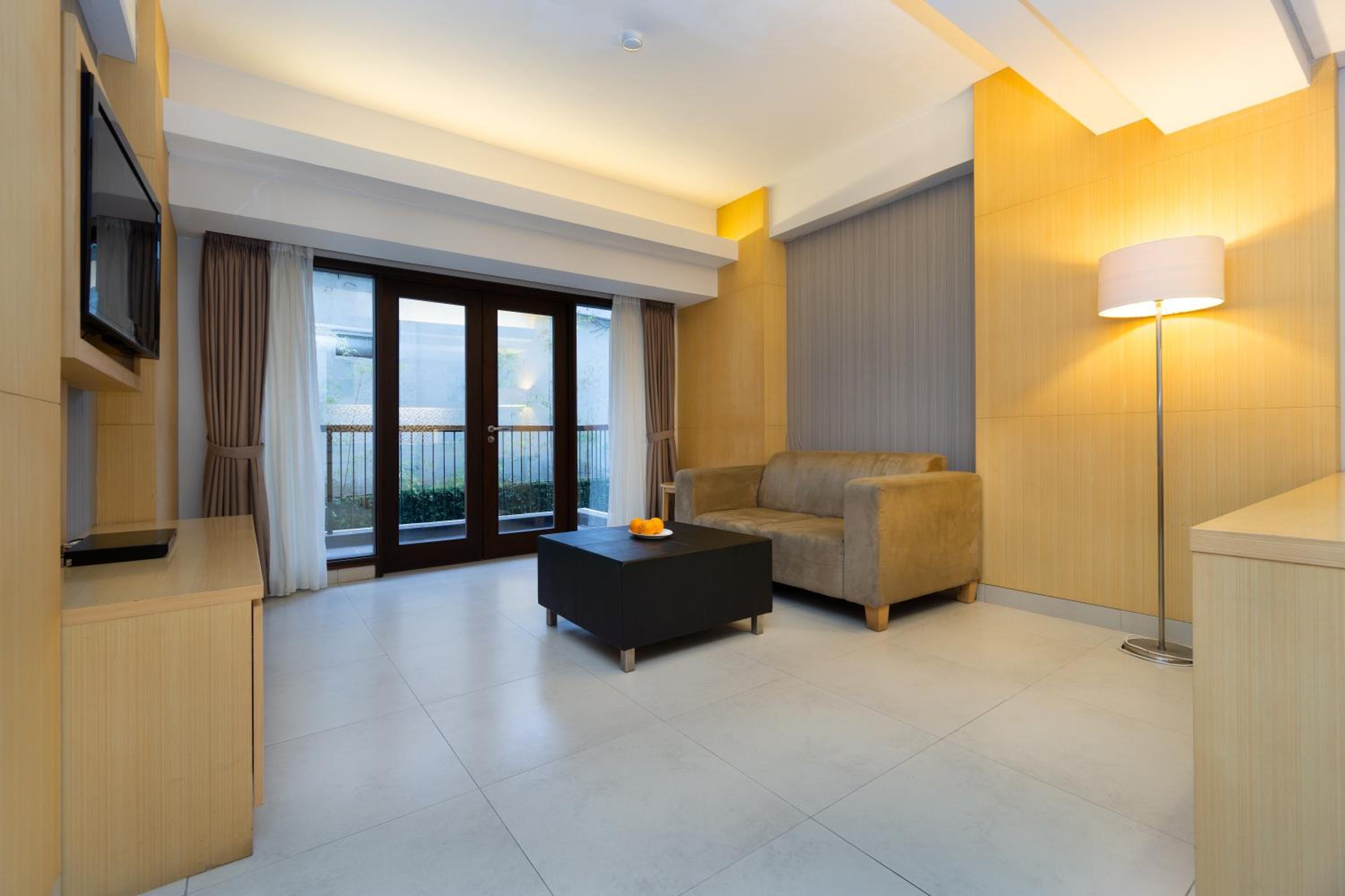 Executive Suite - Photo 8