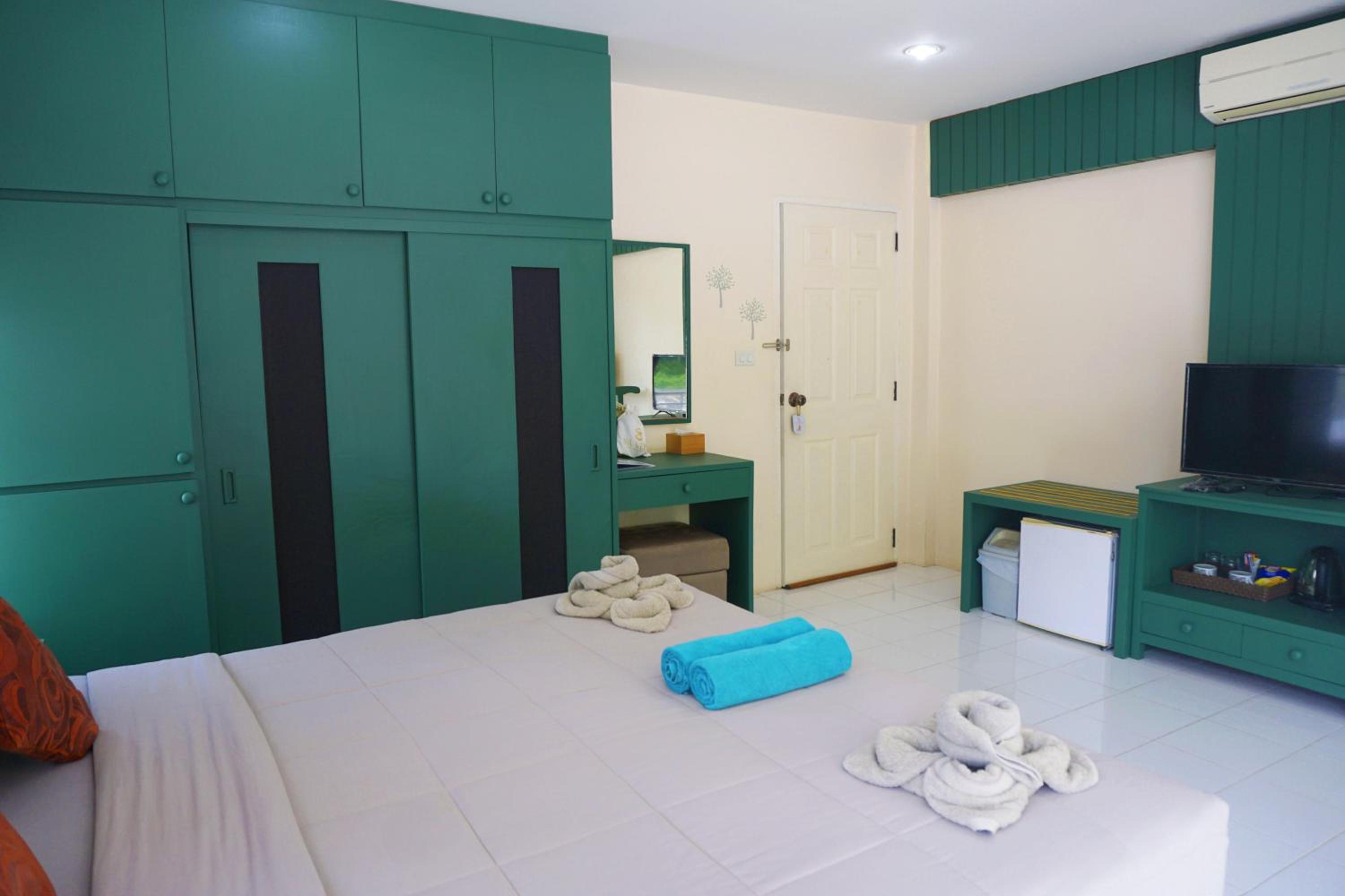 Quadruple Room with Shared Bathroom photo 2