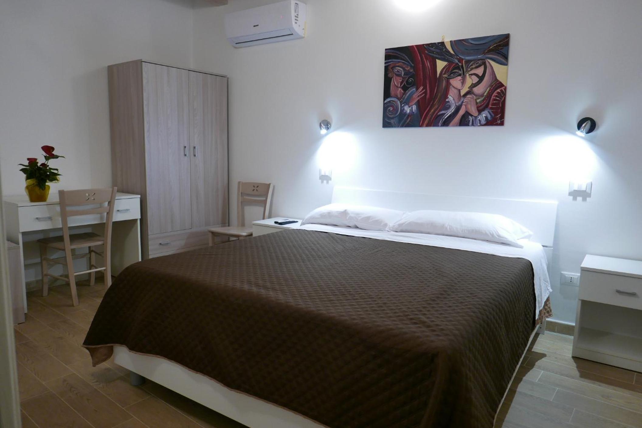 Double Room with Balcony - Photo 7
