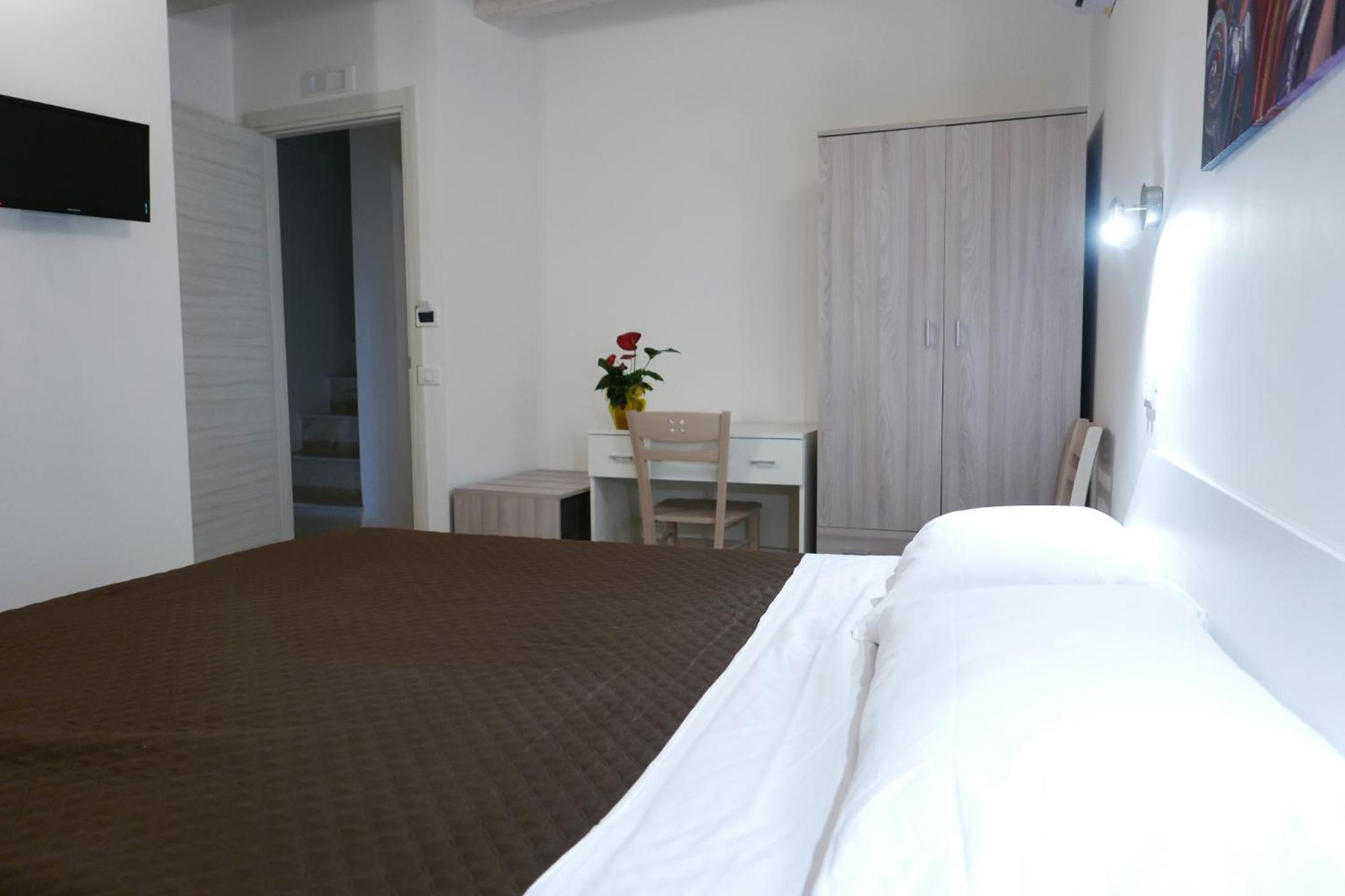 Double Room with Balcony - Photo 6