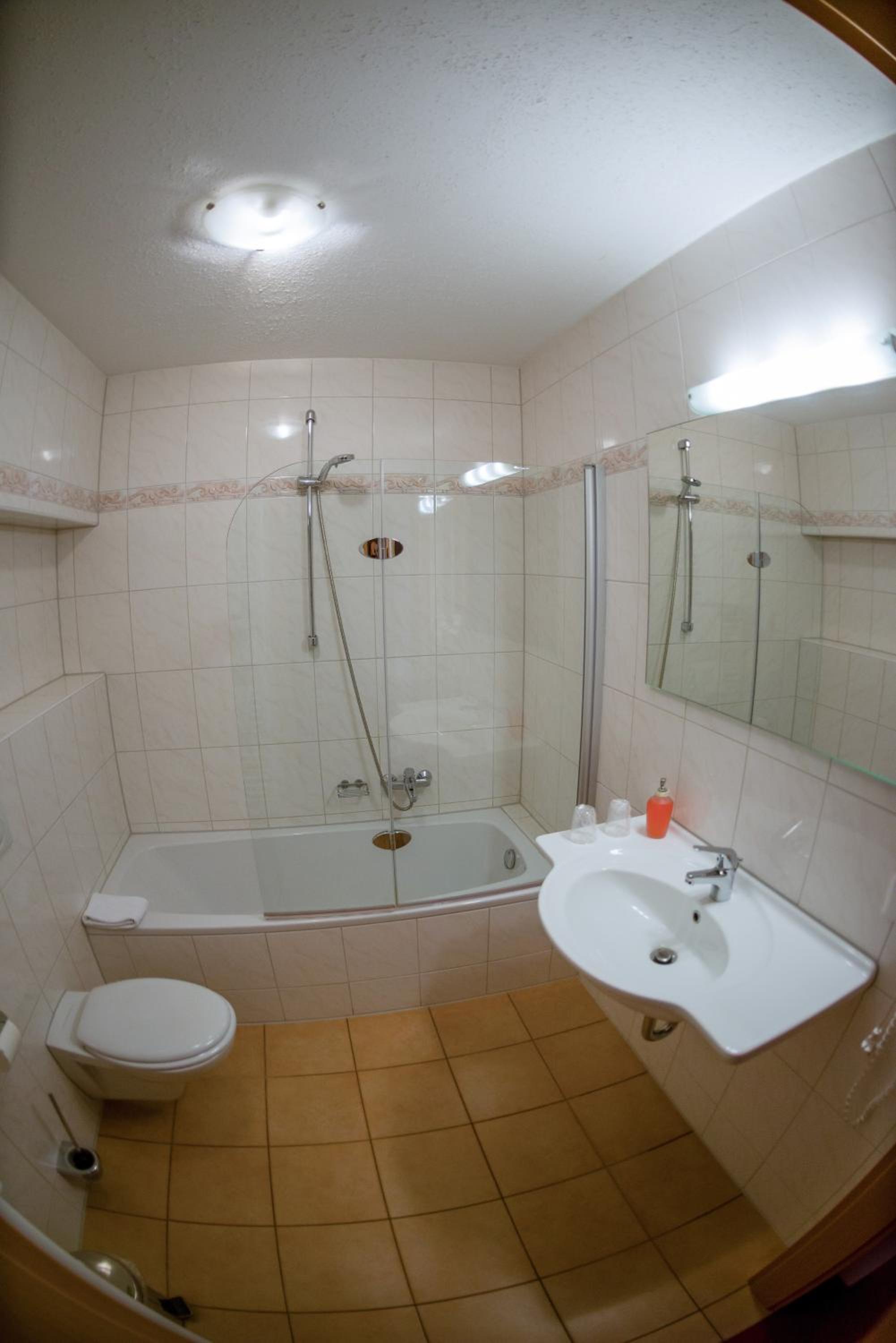 Double or Twin Room with Shower - Photo 3