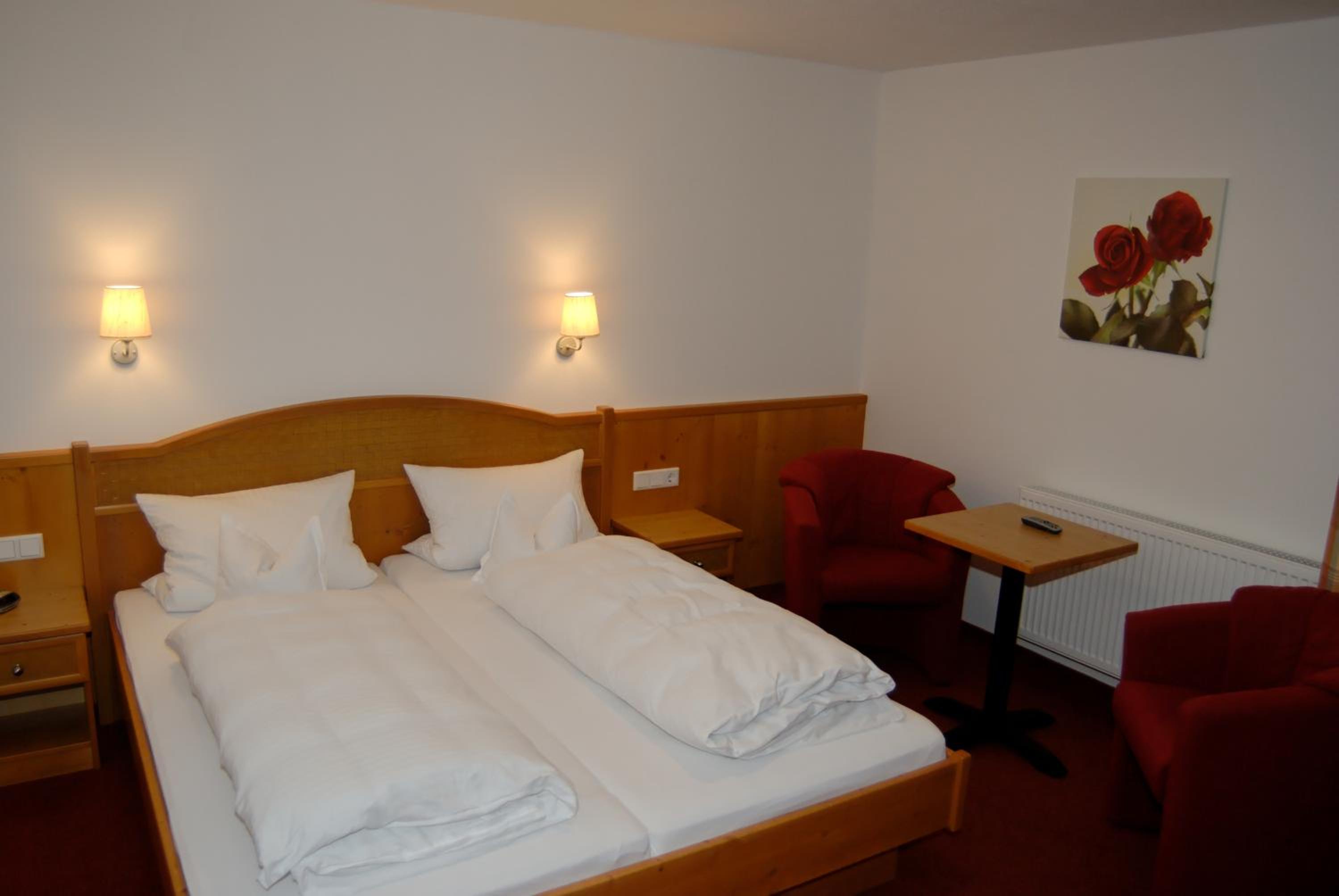 Double or Twin Room with Shower - Photo 2