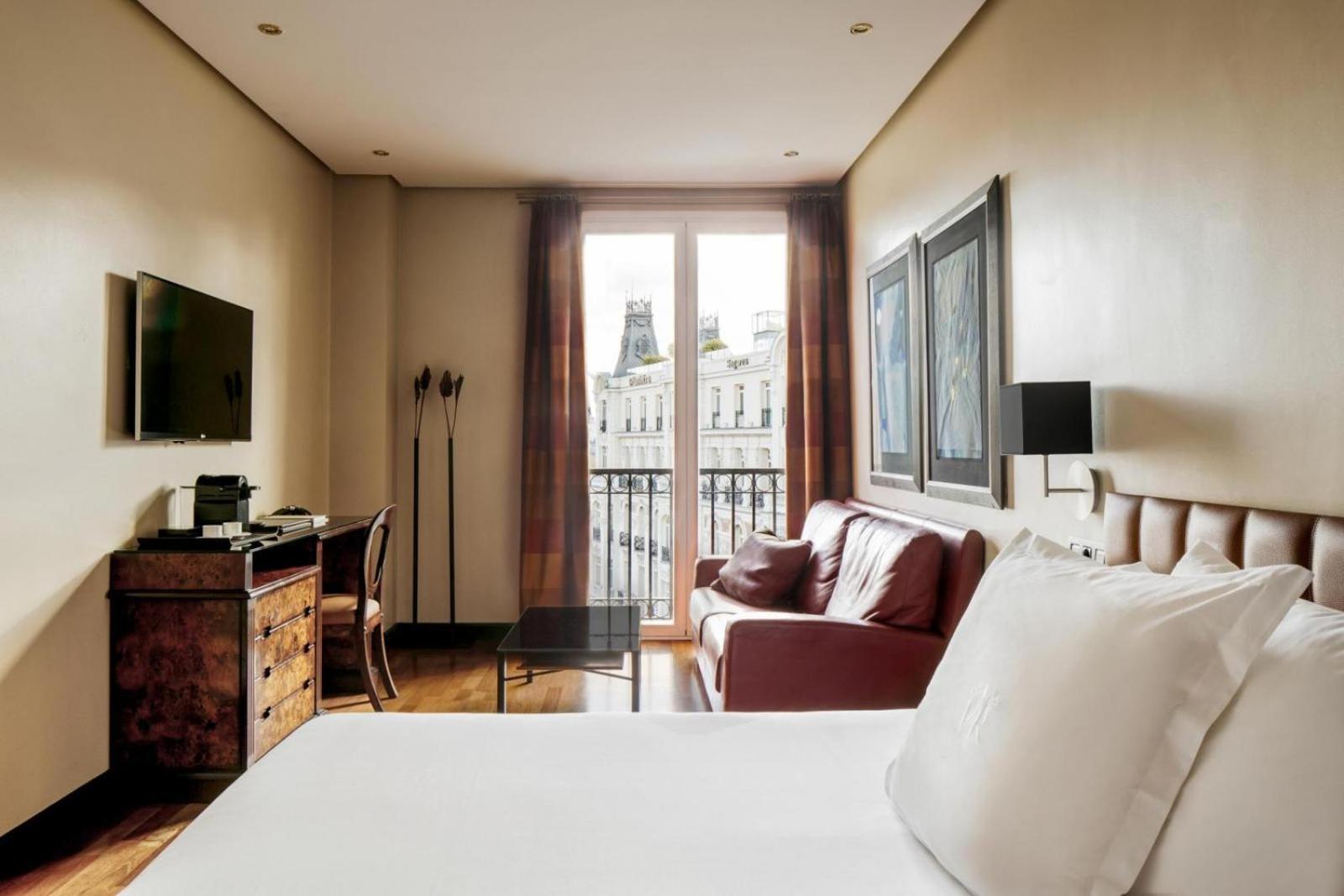 Superior Double or Twin Room with City View - Photo 5