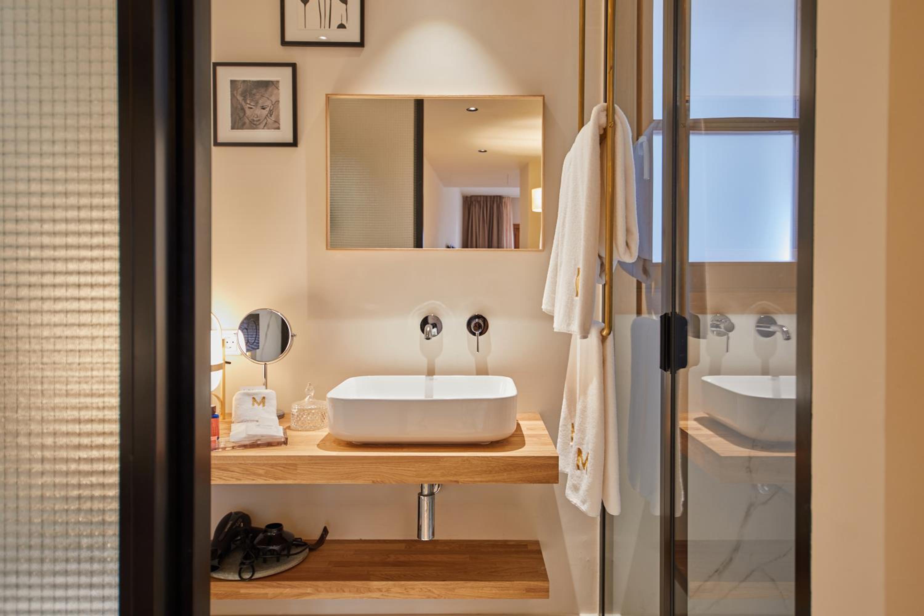 Deluxe Suite - Photo 12