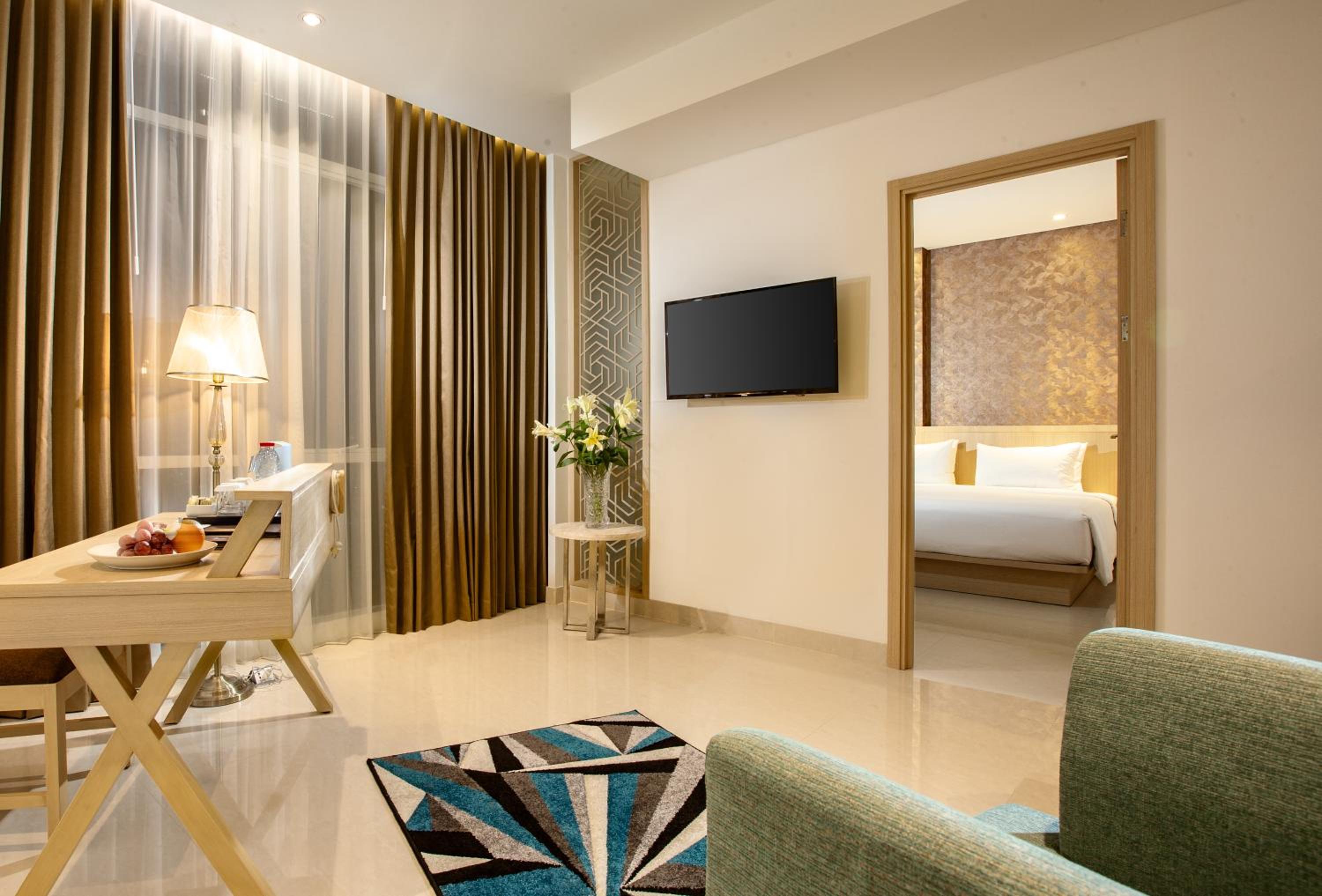 Deluxe King Suite - Photo 2