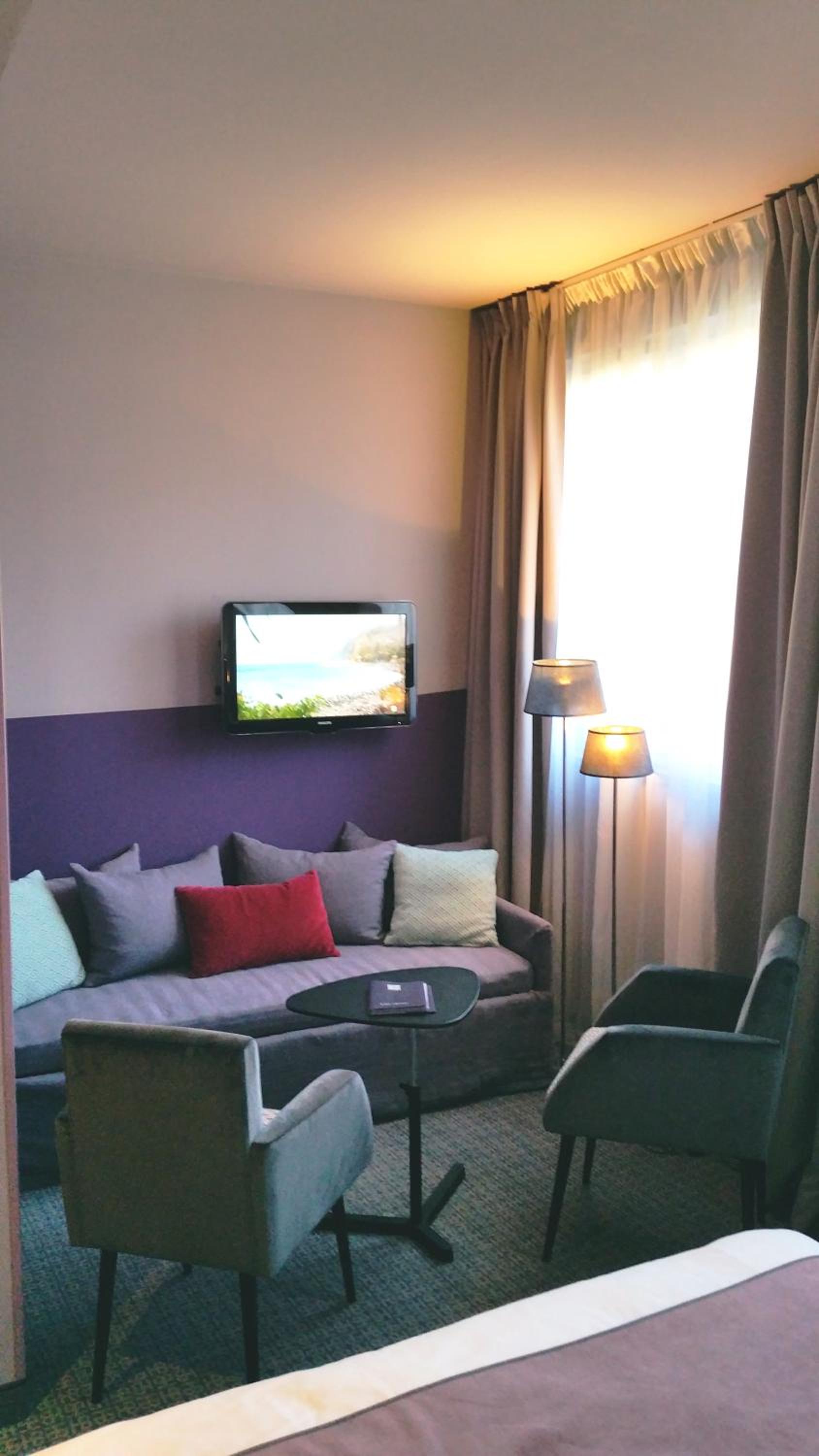Family King Room with Sofa Bed - Photo 7