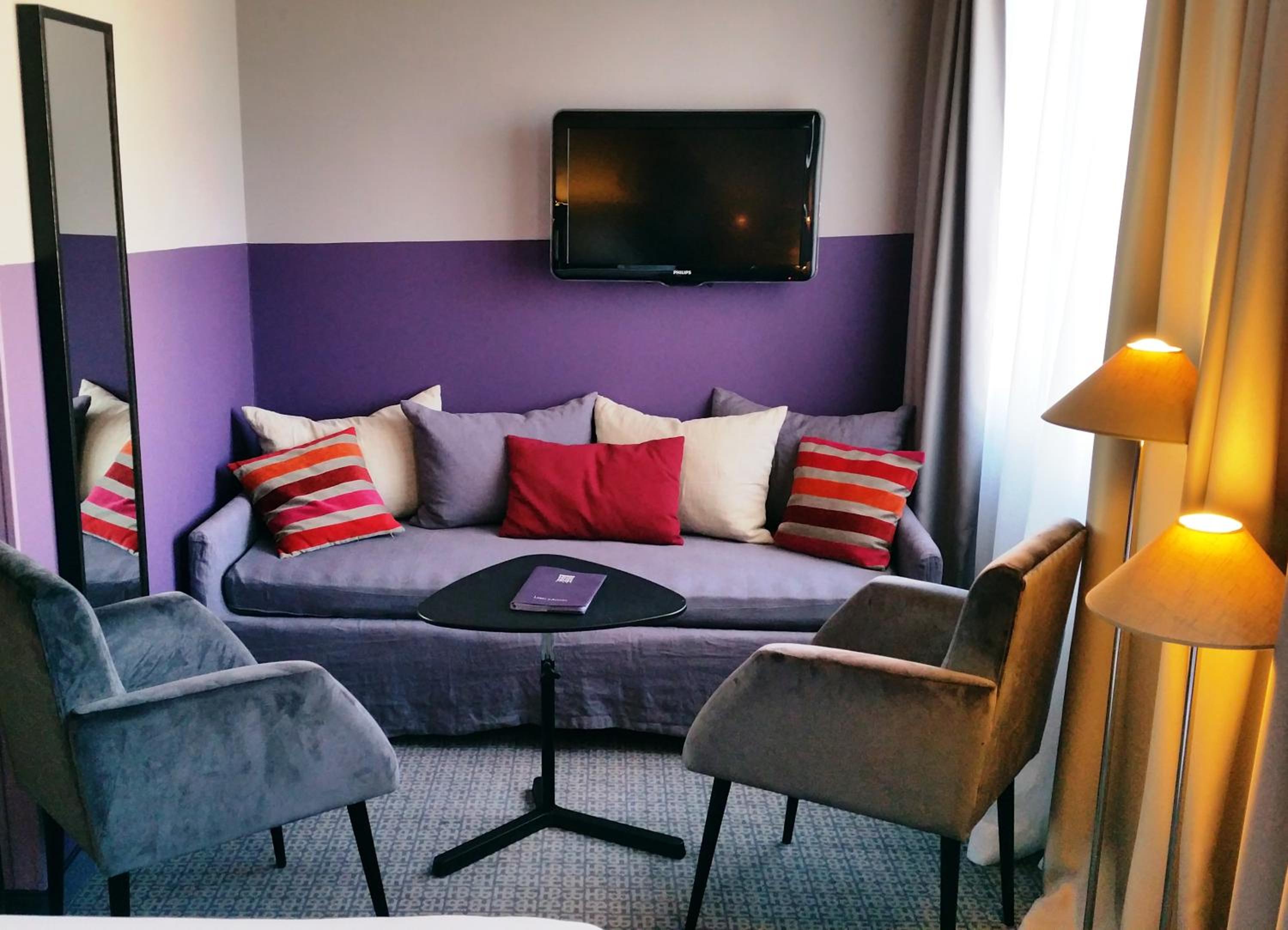 Family King Room with Sofa Bed - Photo 5