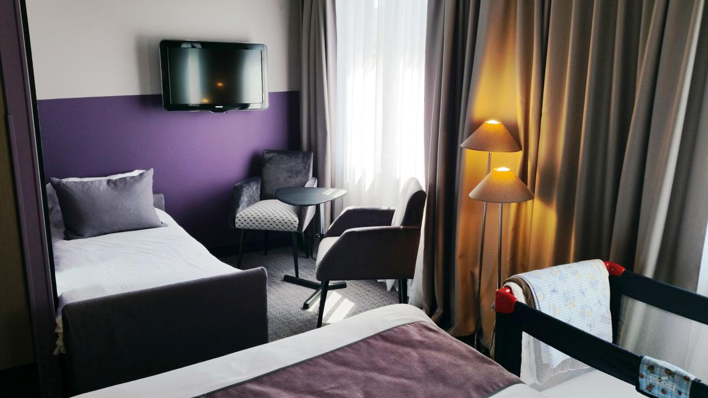 Family King Room with Sofa Bed - Photo 4
