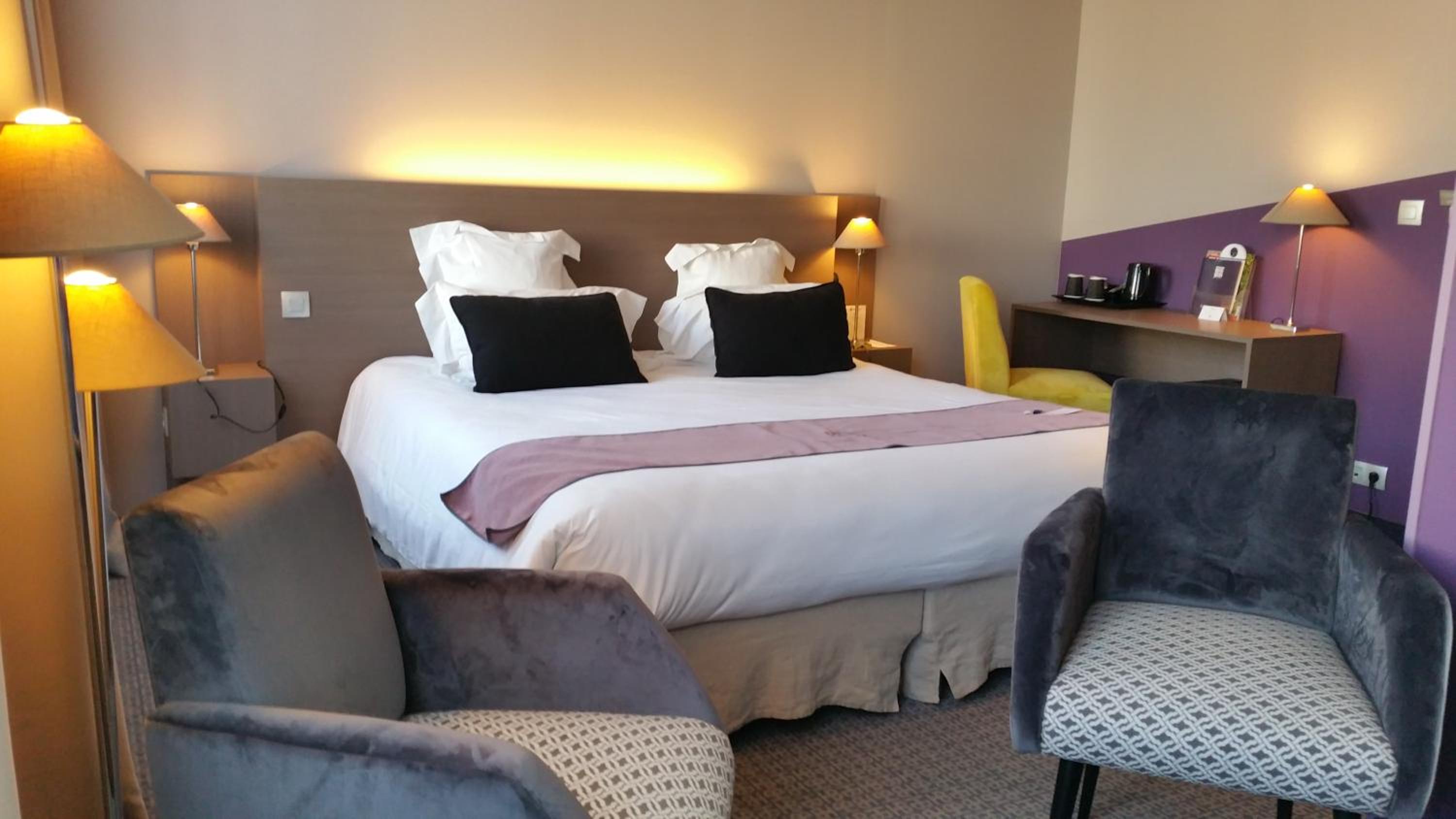 Family King Room with Sofa Bed - Photo 9