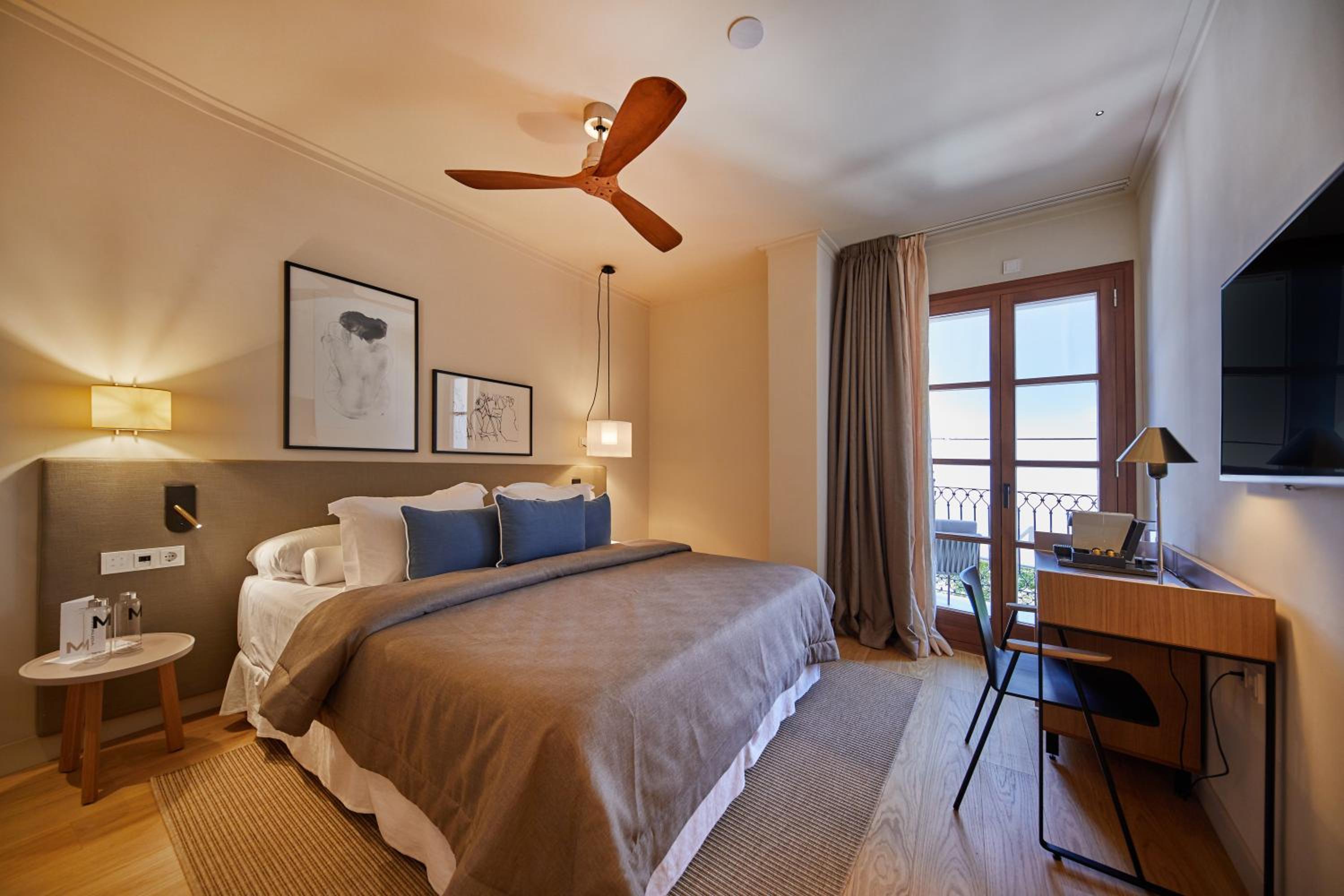 Double Room with Balcony - Photo 12