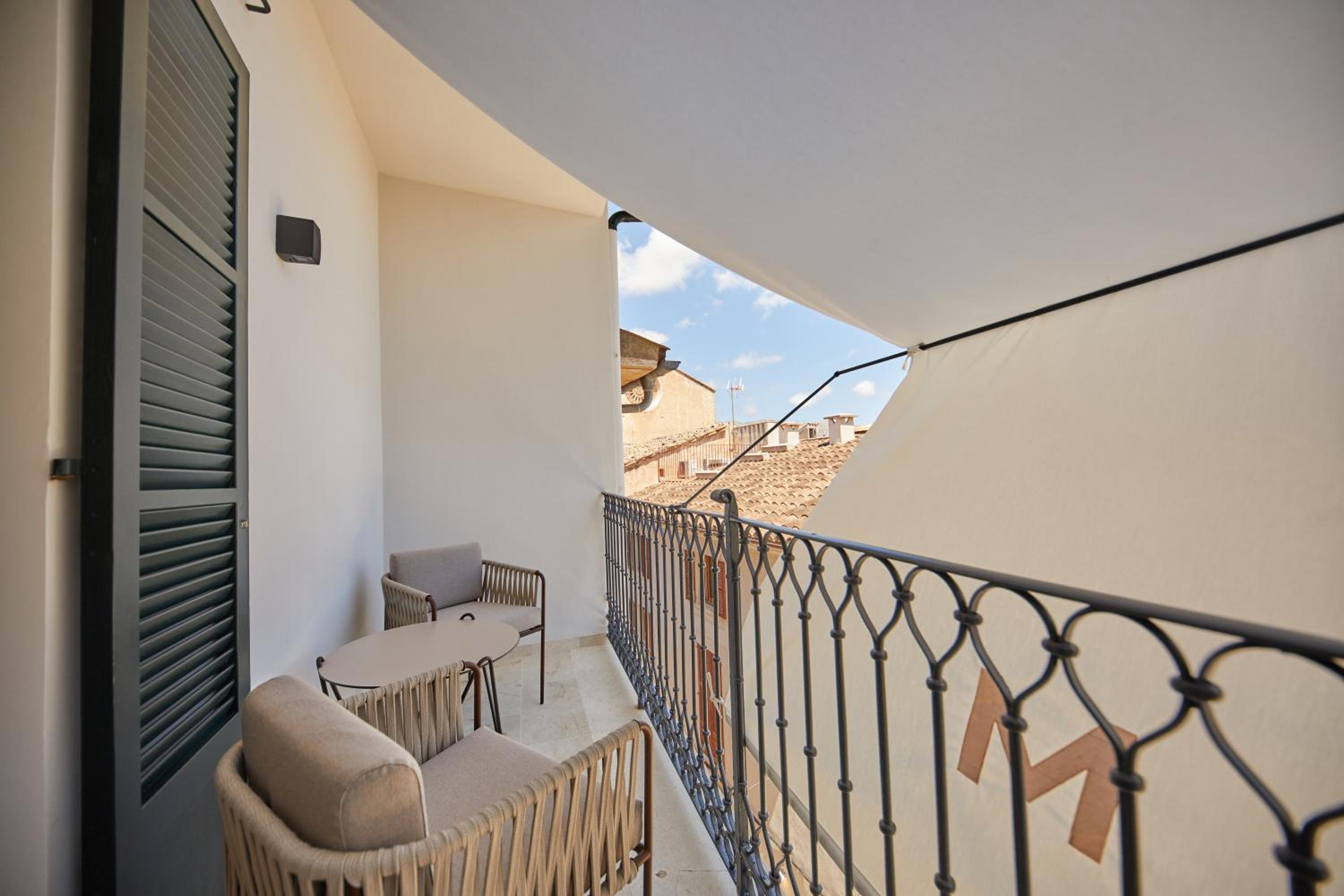 Double Room with Balcony - Photo 8