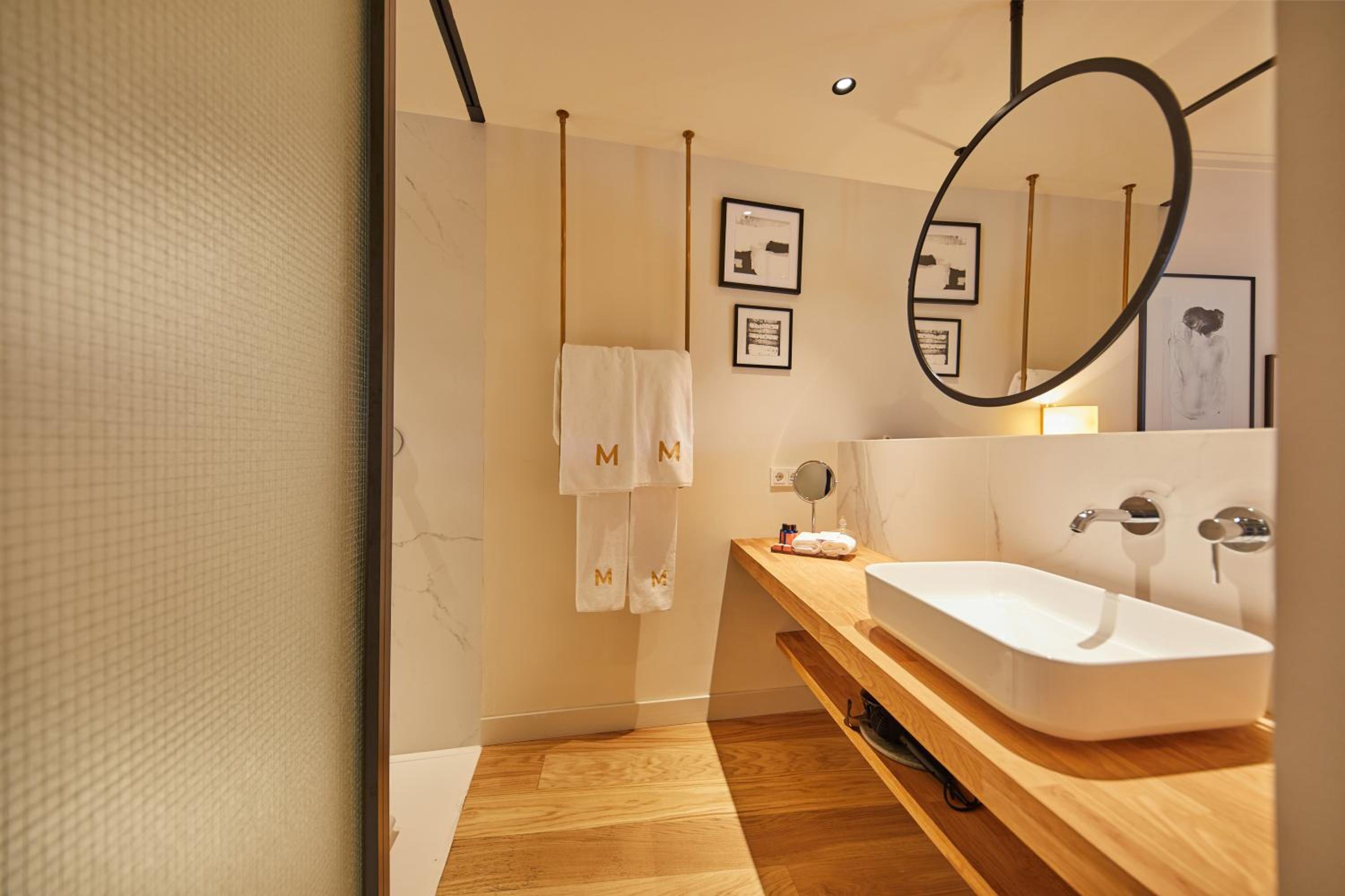 Double Room with Balcony - Photo 10