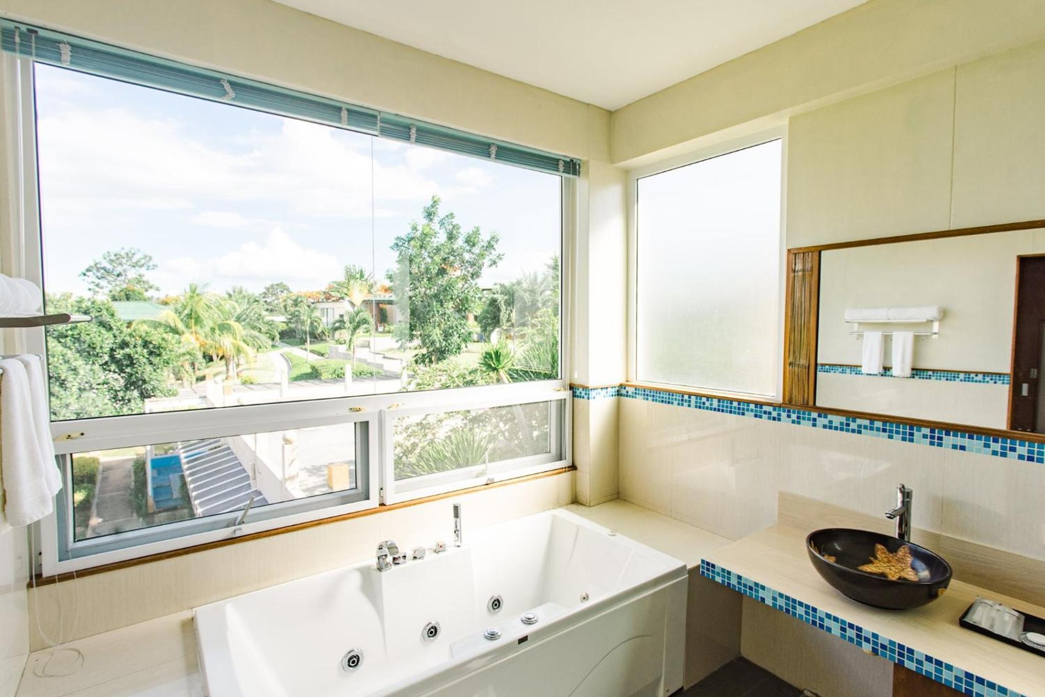 Executive Suite - Photo 8