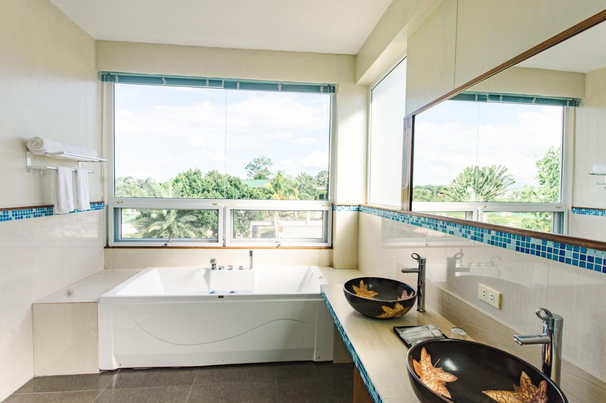 Executive Suite - Photo 3